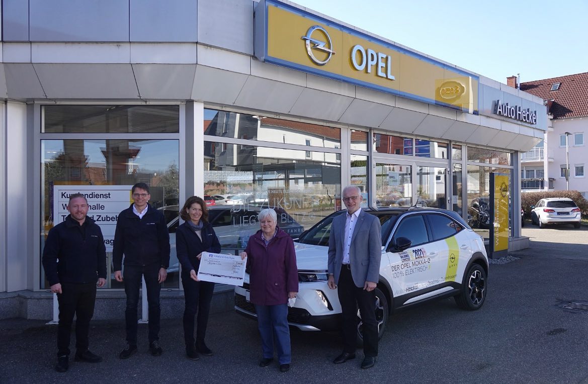 Auto Heckel überreicht erneut einen Spendenscheck an die Lebenshilfe Sinsheim.