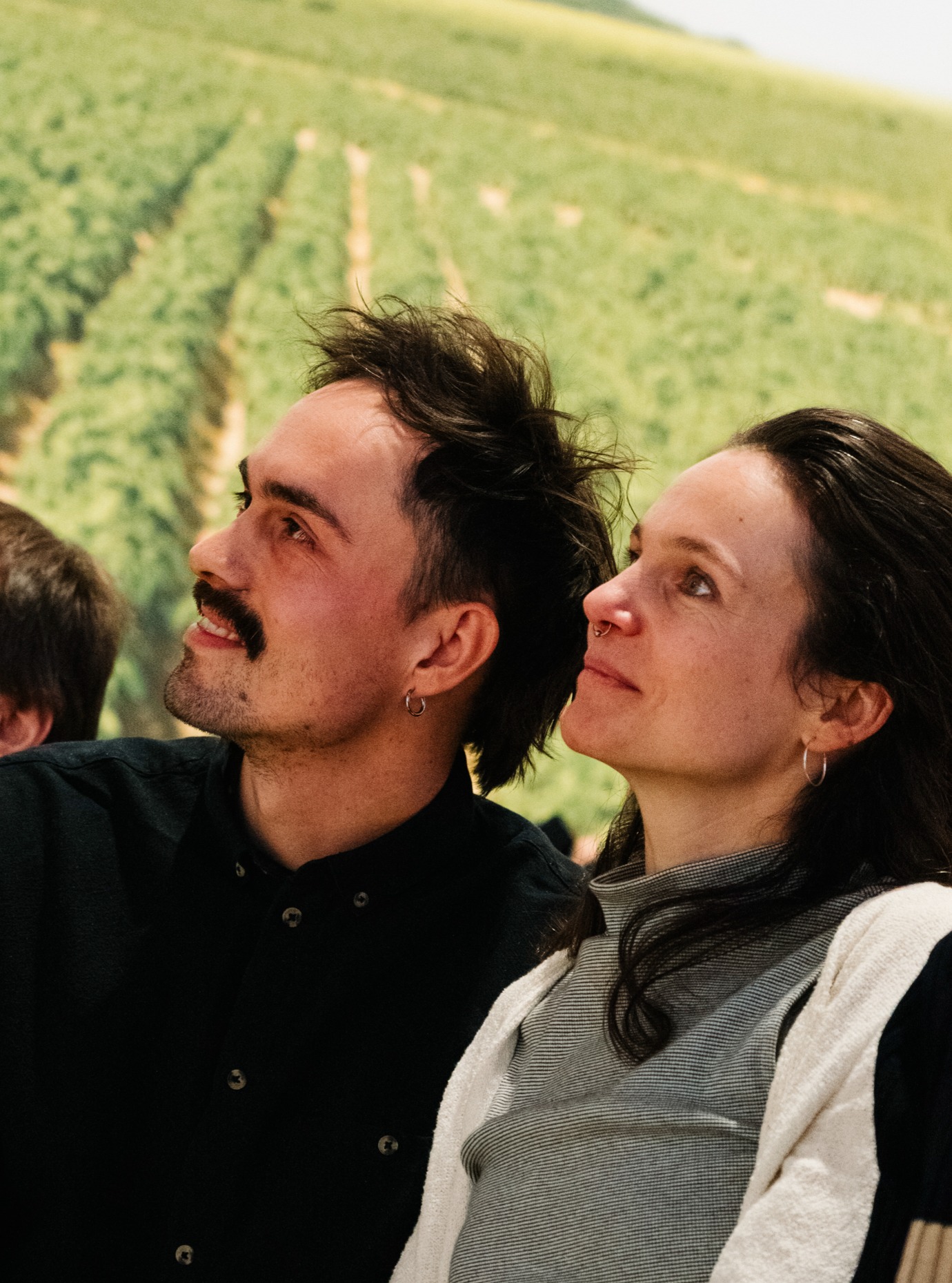 Wir haben den Bundeswettbewerb Ökolandbau 2026 gewonnen – und wir sind unglaublich stolz auf unsere Arbeit, unseren Weg und darauf, Teil einer Lösung zu sein! 🏆
Gleichzeitig sind wir sehr dankbar für all jene, die uns in den letzten Jahren so engagiert unterstützt haben.❤️
Eine große Bereicherung für uns waren das Kennenlernen und der Austausch mit den Menschen im BMLEH, mit dem Bioland-Verband, den Jurymitgliedern sowie engagierten Personen aus dem BÖLW.
Man spürt, welche Kraft, Kompetenz und Überzeugung dort wirken – und wie viele Menschen auf ganz unterschiedlichen Ebenen daran arbeiten, den Ökolandbau voranzubringen. Diese Unterstützung und dieses gemeinsame Ziel geben Mut und Rückenwind. 💚🌾
Danke an alle, die diesen Weg möglich machen und mitgestalten.🍀🐐
#bioland #ökolandbau #zukunftsfähig #landwirtschaft