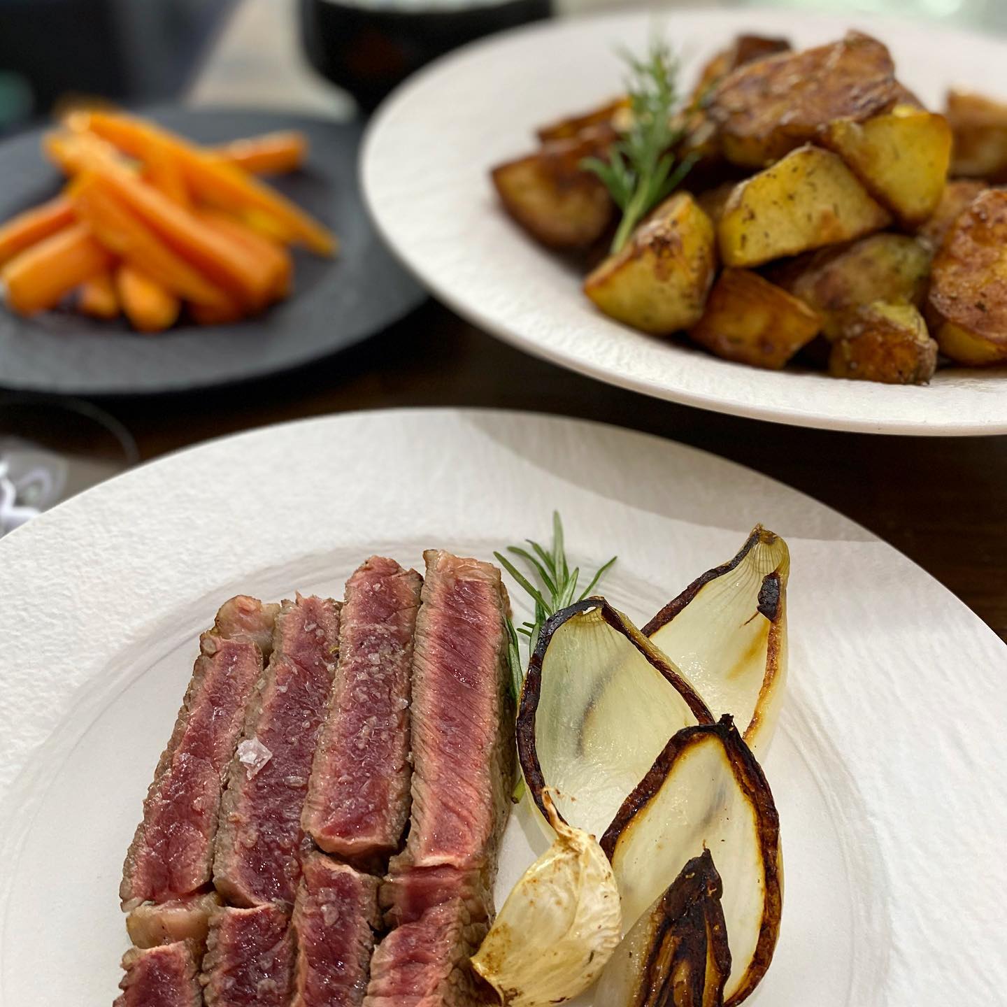 Full throttle Sunday lunch with all the trimmings 😋
Ten week dry aged rib eye, burnt onion, rosemary roasted potatoes and orange glazed carrots. Washed with a Haut Médoc 2002.
.
.
.
.
.
.
.
#londonfoodie #catering #instafood #foodpics #privatedininglondon #southwestlondon #dinnerparty #privatechef #foodporn #chefathome #dulwich #hernehill #yrevents