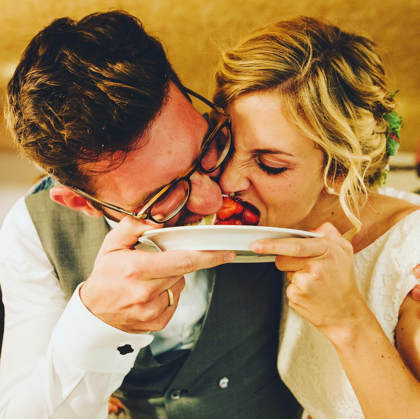 Be creative ❤️ one of the most important moments is to share your first cake. By far this was the most creative version I have seen on a wedding. Can anyone compete? #brideandgroom #instabride #weddingblog #hochzeit #weddingdreams #weddinglocations #hochzeitstag #traumhochzeit #THEVINCENTKEINER #love #hochzeit2020 #weddingjournalism #weddingdocumentary #keinerkenntdichbesser #tvk