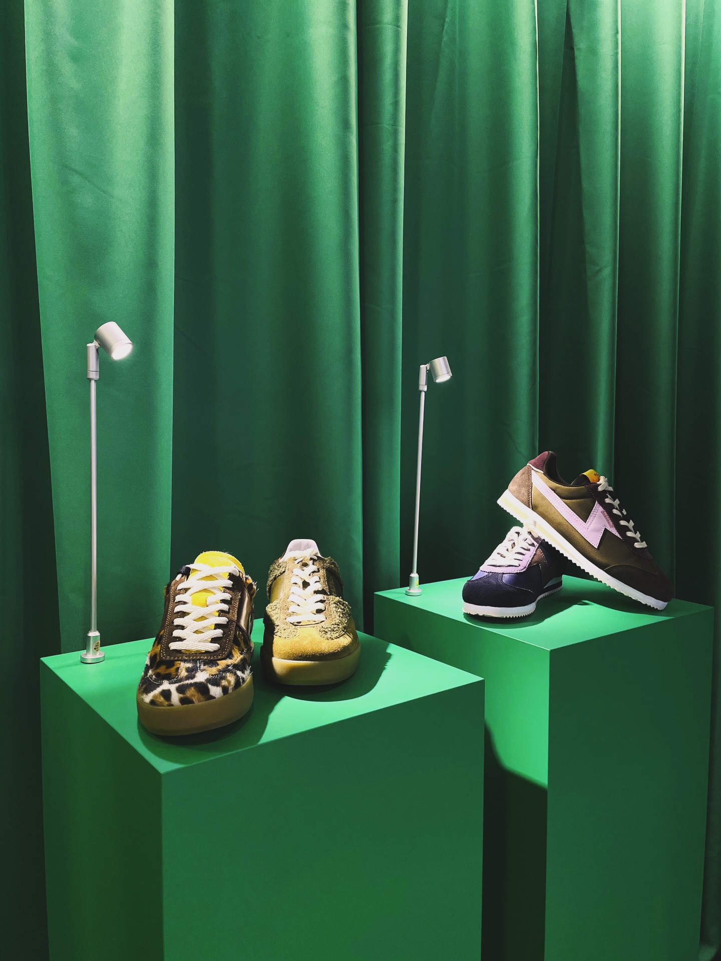 💚 SUPER GREEEEN 💚
Ici, le vert n’est pas juste un choix décoratif, c’est un outil stratégique !
🧠 L’objectif ?
Augmenter l’amplitude de la circulation clients dans cette cellule tout en longueur. Éviter l’observation statique.
🎯 Résultat :
Une circulation plus fluide,
une exploration complète de la boutique,
et une augmentation du nombre d’article observé !
Quand le design devient un vrai levier d’engagement.
#RetailDesign #UXDesign #ExperienceClient #VisualMerchandising
#StoreDesign BrandExperience ArchitectureCommerciale
Adonisstudios DesignStrategique