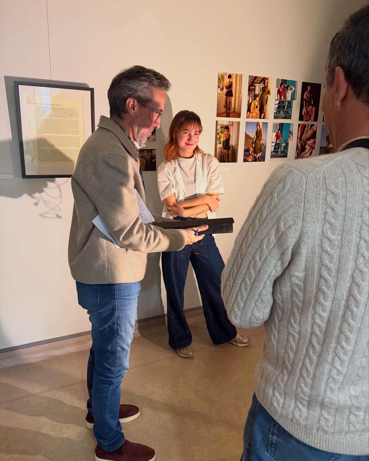 📰📽️📹A special moment of recognition.
Natalia @natalia_bzowska sharing her experience and presenting her exhibition “Around Here” is hosted in ARThubMadeira and @artcentercaravel on Portuguese television @rtpmadeira
Watch this Thursday at 21:50 on RTP Madeira, in the program “Casa das Artes “
Her voice, her story, and the journey of our project on screen.
#Madeira
#ArtHubMadeira
#ARTEMAssociation
#ArtCenterCaravel
#Internship
#Student
#AroundHere
#CasaDasArtes
#RTPMadeira
#YoungArtists
#CulturalExchange