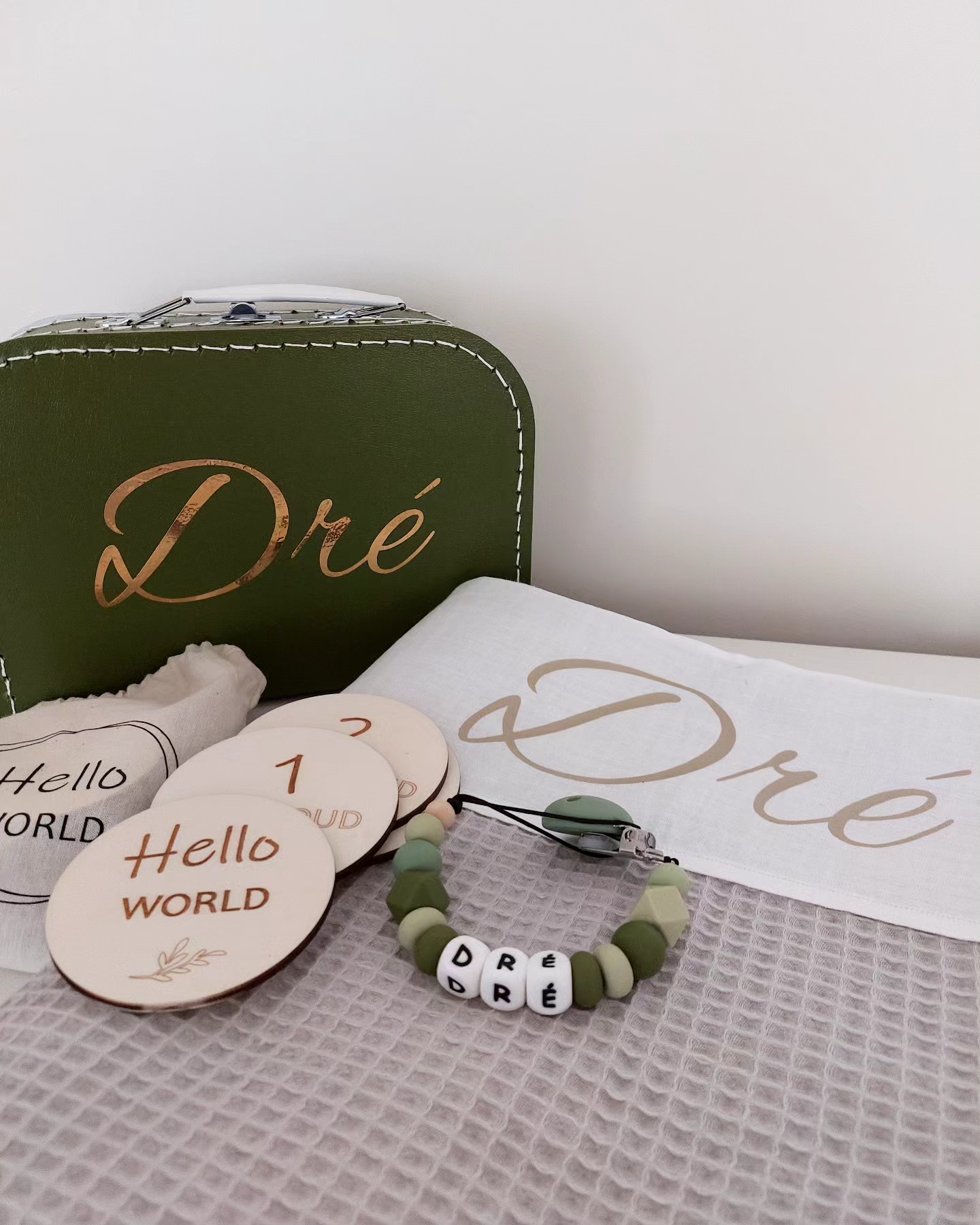 ✨ Welkom, kleine Dré! ✨
Op zoek naar het perfecte geboortegeschenk? Dit schattige koffertje gevuld met een gepersonaliseerd speenkoord, een zacht wiegdekentje en mijlpaalkaartjes is dé manier om kersverse ouders te verrassen.. Alles is bedrukt met de naam van het kindje,, voor een uniek en liefdevol cadeau.
Wil jij ook zo’n bijzonder geboortegeschenk laten samenstellen? Stuur ons een berichtje!
#Geboortegeschenk #PersoonlijkCadeau #WelkomDré #HandgemaaktMetLiefde