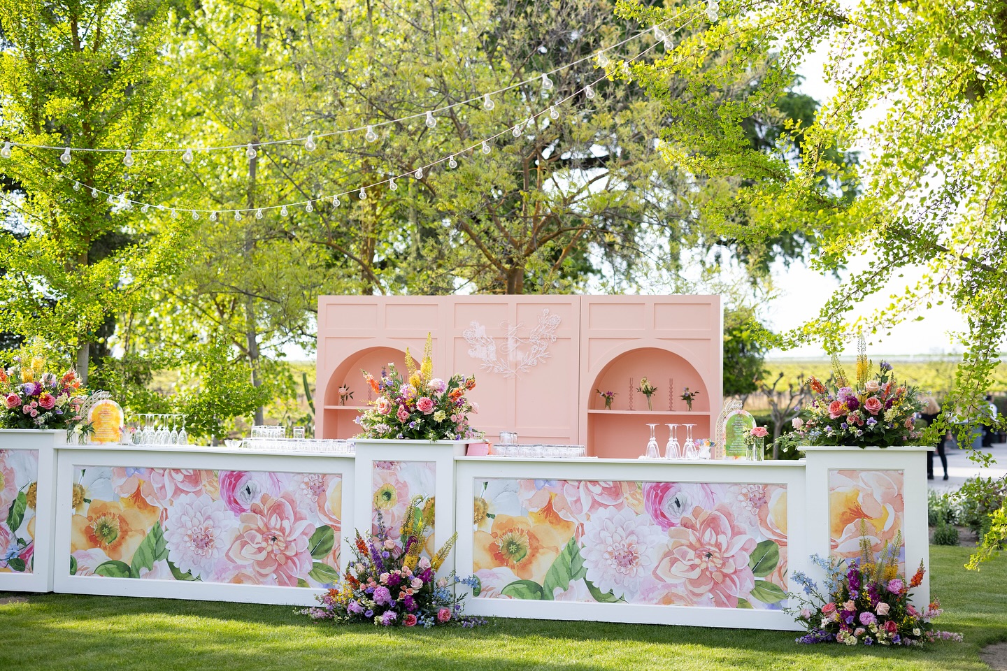 If your spring 2026 wedding isn’t spring-Imng as much as this beaut from @thesocialspree here are a few things you need book:
✨ Connick Bars, because helllloooooo ☝🏼
✨ Denning Arches & Panels for behind the bars
✨ Don’t leave your guests hanging without lounges
✨ Add the panting to the Connicks & Dennings is ALWAYS A YES