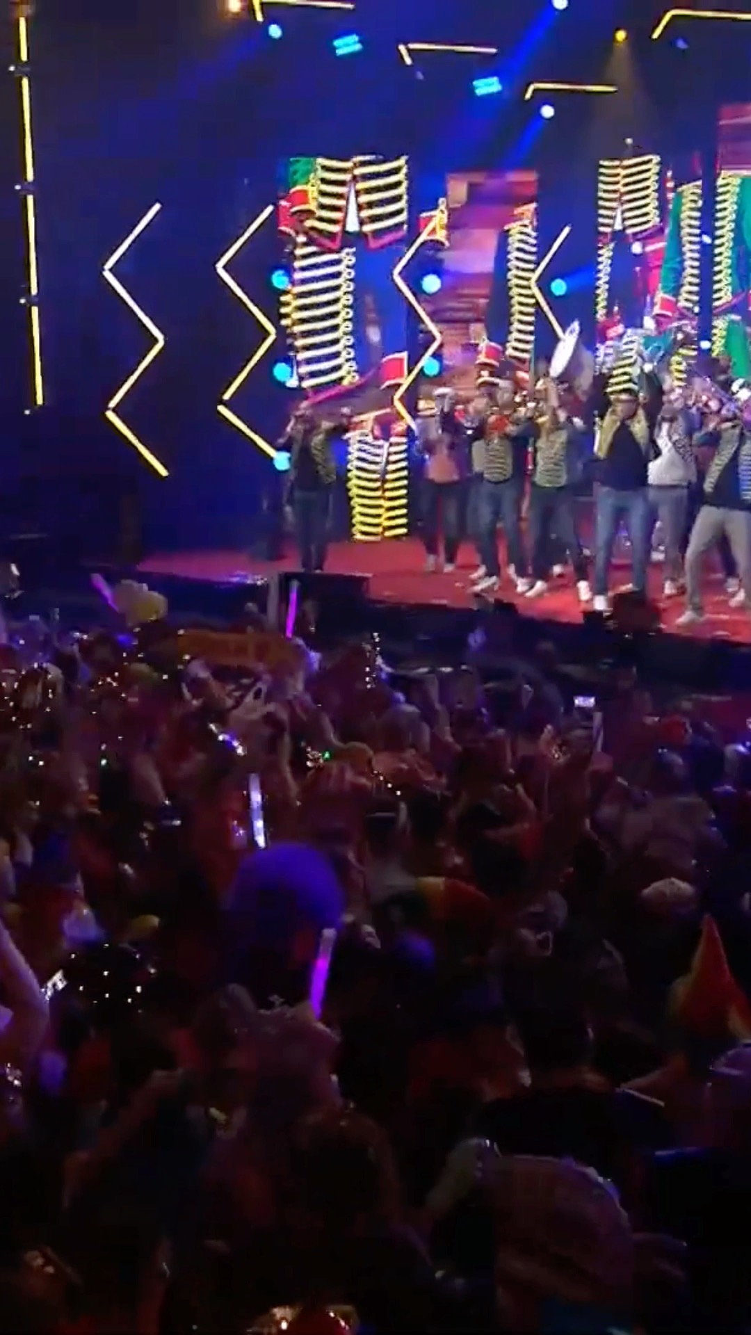 ๐บโก๏ธ ๐ก๐ผ๐ด ๐ฒฬ๐ฒฬ๐ป ๐ธ๐ฒ๐ฒ๐ฟ ๐๐ฒ๐ฟ๐๐ด ๐ป๐ฎ๐ฎ๐ฟ ๐ฑ๐ฎ๐ ๐บ๐ผ๐บ๐ฒ๐ป๐โฆ โก๏ธ๐บ
De ๐๐ฒ๐ป๐ ๐ฒ๐
๐ฝ๐น๐ผ๐ฑ๐ฒ๐ฒ๐ฟ๐ฑ๐ฒ vrijdag bij de LVK-finale: ๐ด๐ฌ๐ฌ๐ฌ ๐๐๐ฒ๐บ๐บ๐ฒ๐ป die van ๐๐ผ๐ผ๐ฟ ๐๐ผ๐ ๐ฎ๐ฐ๐ต๐๐ฒ๐ฟ meezongen. ๐๐ถ๐ฝ๐ฝ๐ฒ๐ป๐๐ฒ๐น. ๐๐ป๐ฒ๐ฟ๐ด๐ถ๐ฒ. ๐ฃ๐๐ฟ๐ฒ ๐บ๐ฎ๐ด๐ถ๐ฒ. ๐ฅน๐ฅ
Dank jullie wel voor deze onvergetelijke avond โ dit nemen we voor altijd mee. โค๏ธ
๐ Volg ons en zet meldingen aan โ komend weeken ๐ป๐ถ๐ฒ๐๐๐ฒ ๐บ๐๐๐ถ๐ฒ๐ธ!
#lvk2026 #miserabelband #miserabel #brasspower #brassband #vastelaovend #carnaval2026 #vasteloavend #lvk #brass #carnavalshit #carnavalsclip2026 #ConfettiBucketChallenge #GeinZรฎnUmUtAafTeLieรซre