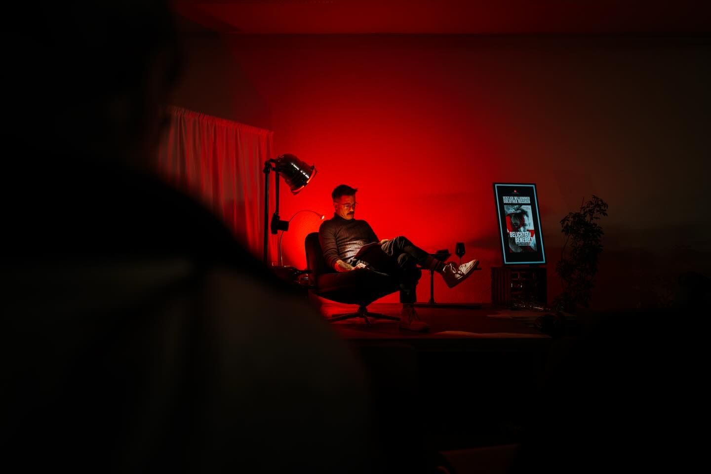 Liebe, ohne Vorurteile - Danke an alle die gestern an der ersten Lesung von meinem Bestseller "Belichtet und Benebelt" in der Bibliothek Russikon dabei waren! Danke für eure Tränen am Schluss der Lesung, Danke für jede einzelne Begegung und Danke für jedes offene Gespräch!
Besonders möchte ich mich beim Team der Bibliothek Russikon bedanken Sandy , Jenny und Nadine ihr seit wahre Engel 😇.
Herzlichen Dank beim Gemeindepräsidenten Philip Hirsiger von Russikon.
Danke @schroedii für diese tollen Fotografischen Erinnerungen.
🙏 #belichtetundbenebelt