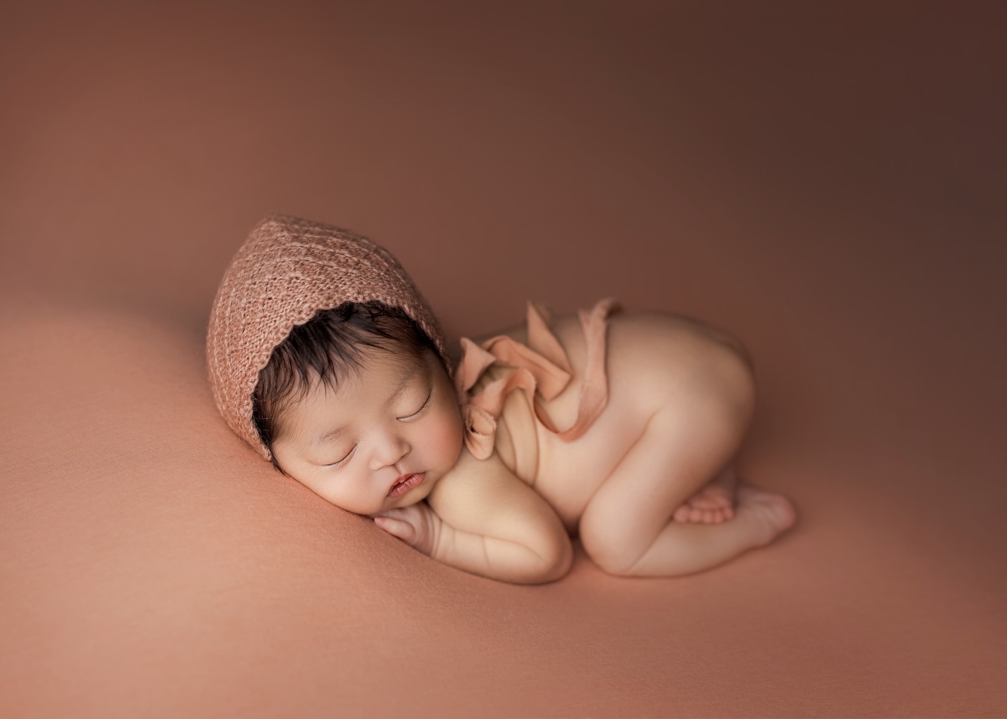 ✤
Cute girl❤︎.*
Bum up pose♡
お姉ちゃんに引き続き妹ちゃんも撮影させていただきました♪*゚
撮影しているとお姉ちゃんの撮影の時のお顔や姿が一瞬で蘇ります。
あっという間に日々過ぎていきますが、またお会い出来る日がすぐ来るのも幸せな事です。
またライフパレットにお任せいただきありがとうございました❤︎.*
• ───── ✾ ───── •
一生に一度しか撮れないニューボーンフォト。
最上級のお写真と思い出をライフパレットがお届けします。
プロフィールからホームページをご確認の上、ご予約お待ちしております*ˊᵕˋ*
✧̇✦ライフパレットのニューボーンフォト✧̇✦
生後数週間しか撮影できない小さくて愛おしい貴重な姿*・.。*
その愛おしい姿を、美しいポージングとスタイリング、撮影技術で、優美かつワンランク上のお写真を残しませんか。
ライフパレットは、美しさにこだわりを持っています。
丹念にセレクトした上質な小物だけを使用し、細部までこだわってポージングします。
可愛く、そして美しく見えるアングルや構図を瞬時に判断して撮影します。
そして、1枚1枚丁寧に時間をかけてアートレタッチ致します。
納品するお写真は、すべて上質な完成品です。
頑張ったママへの最高のご褒美、そしてママの最高の笑顔のために、撮影から仕上げまで心を込めて丁寧に行っております。
ラグジュアリーなニューボーンフォトをお届けいたします。
お問い合わせ・ご予約はプロフィールにあるホームページをご確認の上ご連絡ください♪*゚
· · • • • ✤ • • • · ·· · • • • ✤ • • • · ·· · • • • ✤
ライフパレットフォトグラフィ 鎌倉スタジオ
➤東京横浜エリア
➤逗子鎌倉エリア
➤湘南エリア
➤横須賀三浦エリア
からもアクセスに便利な
鎌倉市岩瀬(鎌倉街道沿い)にあります。
華美な装飾はせず、シンプルで赤ちゃんやお子さまが引き立つ海外風のお写真をご提供しております。
撮影をご検討中の方は、遠慮なくお問い合わせ下さいませ^^
· · • • • ✤ • • • · ·· · • • • ✤ • • • · ·· · • • • ✤