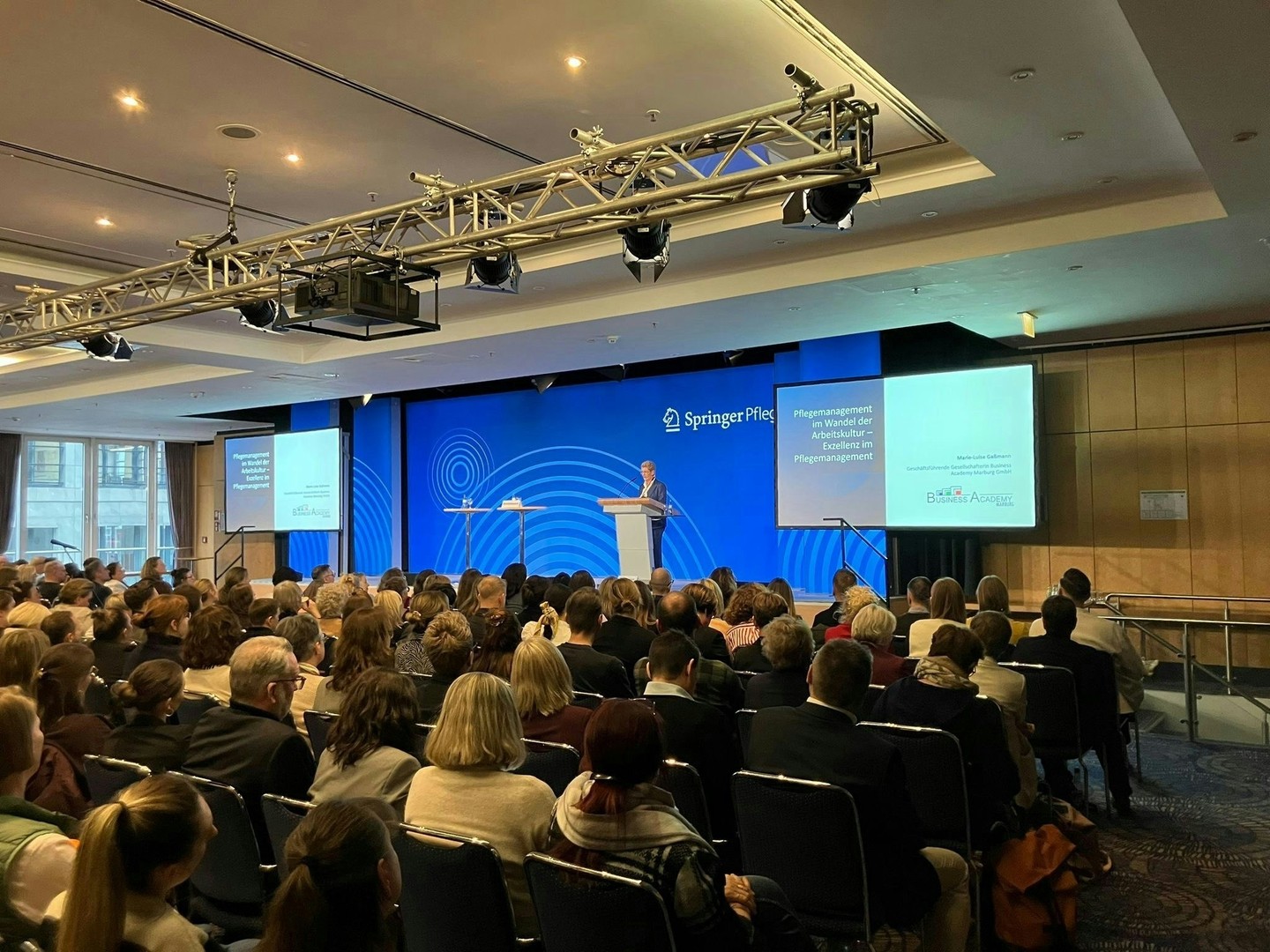 Kongress Pflege 2026 🔽
Mit zwei Vorträgen waren wir aus Marburg Vertreten; Prof. Ruth Anna Weber macht klar: Der Rahmen für Kompetenzerweiterung steht, aber Wirkung entsteht nur, wenn wir akademische Pflegekompetenz konsequent in Rollen, Strukturen und Entscheidungswege übersetzen – und Outcomes messbar machen. Marie-Luise Gaßmann zeigte auf: Unser eigentliches Nadelöhr ist weniger der Fachkräftemangel als unsere Führungs- und Arbeitskultur. Exzellentes Pflegemanagement heißt deshalb heute: evidenzbasierte Pflegekompetenz strategisch nutzen, kollektive und interprofessionelle Führung leben und Teams in die Verantwortung bringen. Rund 1.700 Pflegemanager und Pflegeprofis in Berlin unterstreichen beim Leitkongress für Führungskräfte in der Pflege: Pflege wird dort gestaltet, wo Führung, Kompetenz und Kultur zusammenkommen.“
#Pflegemanagement
#kollektiveführung
#BEEP