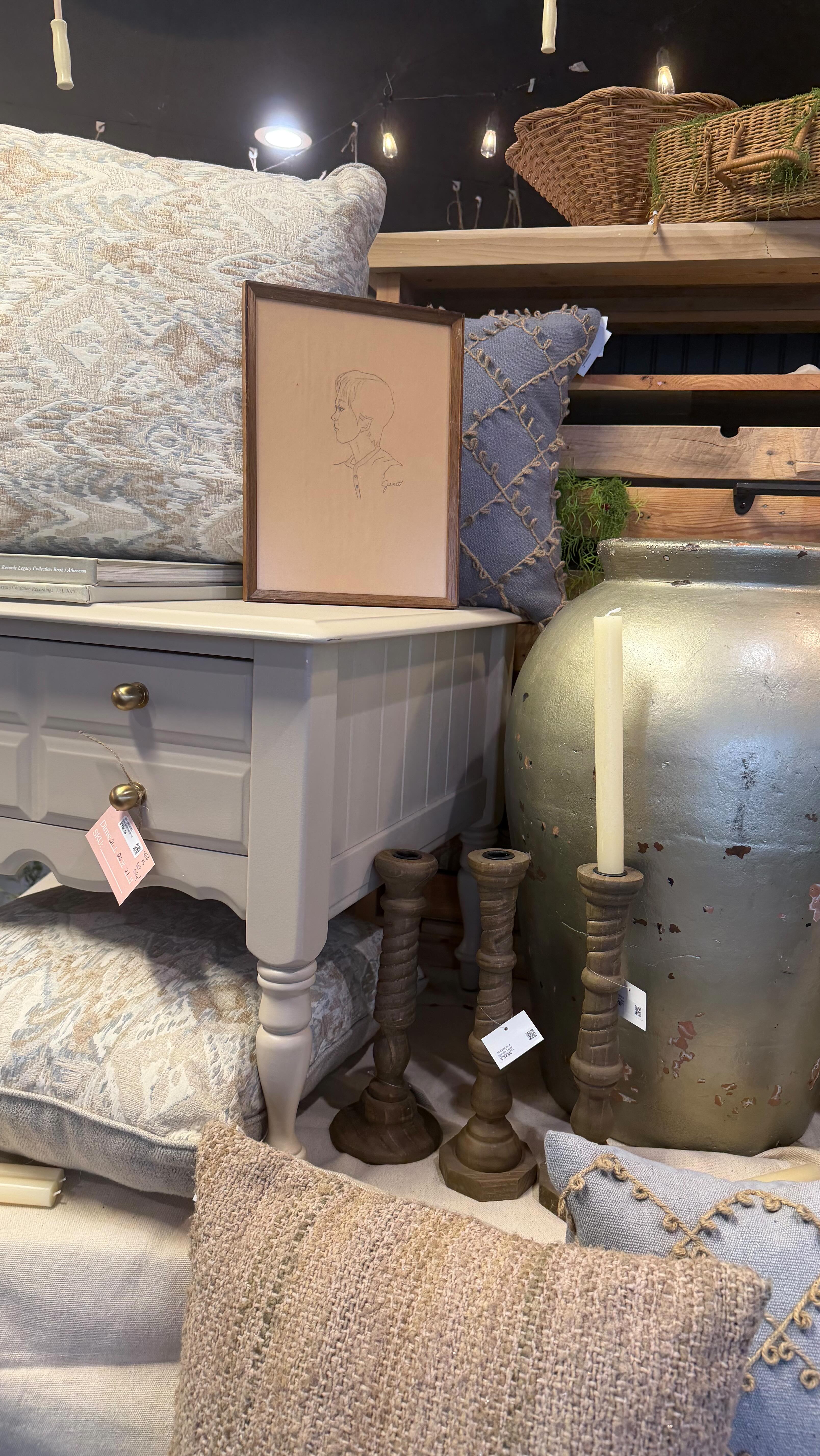 When he asks “do you want flowers?” and she says
“no 🫶 I want a Bohemian gift card instead.”
Because flowers are cute… but local art, vintage finds, and self-care treasures last way longer 💅✨
Bonus points: she gets exactly what she wants and supports small businesses while doing it.
📍Available in-store at The Bohemian
Trust us—this is the move 💌#thebohemian#spokaneshoplocal #spokane#valentine