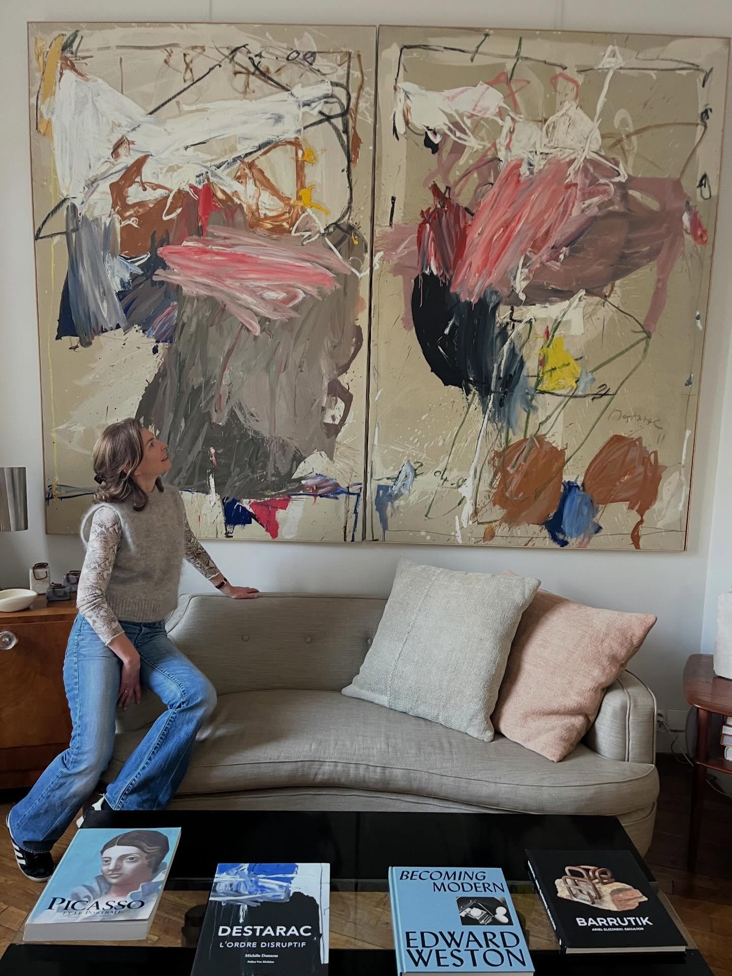 ✨Je viens de l’installer! New in!
« Grand Patapon Tout Empatraqué » 😉
Michèle Destarac
Diptyque
2011
195x260 cm
Prix sur demande
Visite sur RDV
Coordonnées dans ma bio.
Il s’agit du plus grand format utilisé par Michèle.
👩🏻🎨Autodidacte, Michèle Destarac, née en 1946 présente son travail dès l’âge de vingt ans à la 4ᵉ Biennale de Paris en 1964. La maturité et la qualité de sa peinture attirent rapidement l’attention de Jean Pollak, directeur de la galerie Ariel à Paris, qui l’engage sous contrat en 1969. Elle y expose aux côtés de figures majeures de la scène artistique internationale telles que Karel Appel, Asger Jorn, Pierre Alechinsky, Jacques Doucet ou Olivier Debré.
À partir du milieu des années 1970, son œuvre connaît un important développement en Scandinavie, Danemark, Suède et Norvège, où elle bénéficie d’un accueil particulièrement favorable. Entre 1976 et 1996, elle y présente près de vingt expositions personnelles.
Au début des années 1980, son travail est introduit aux États-Unis par les galeries new-yorkaises Art Prospect (1983) et Denise Cadé (1984). Elle participe également à de nombreuses foires et expositions collectives majeures, parmi lesquelles la FIAC (Paris), Art Fair Stockholm, Réalités Nouvelles et ST’ART Strasbourg. Ses œuvres sont alors exposées aux côtés d’artistes tels que Antoni Tàpies, Tal Coat, André Marfaing, Chrisoforou, Henri Michaux ou Bengt Lindström.
Le travail de Michèle Destarac s’inscrit dans le champ de l’abstraction contemporaine. Son langage pictural, à la fois structuré et expressif, explore les tensions entre ordre et déséquilibre, couleur et matière, mouvement et construction.
Sa peinture se caractérise par une grande intensité chromatique, des compositions dynamiques et une recherche constante autour de la forme comme vecteur d’émotion. Au fil des décennies, son œuvre s’est développée avec cohérence, tout en approfondissant cette réflexion sur la couleur et la structure comme forces génératrices de l’espace pictural.
Ses œuvres sont dans de grands musées et collections en France comme à l’international.
#collectionstephaniepeyrissac #micheledestarac #artcollectors #artlovers #purchaseart