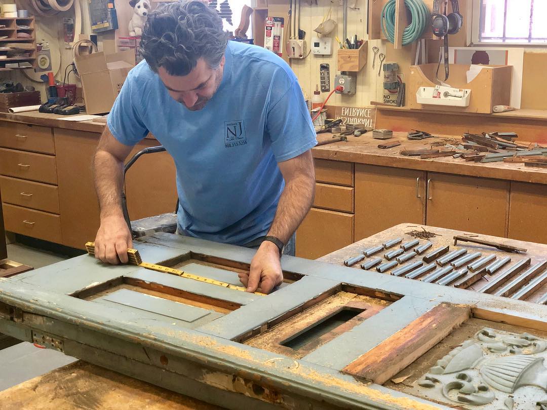 🇺🇸Restoration is a process that requires time and attention to detail. 🇧🇷restauração é um processo que requer tempo e atenção aos detalhes. #historic #landmark #newark #nyc #downtown #18century #arturmoreira #door #woodworking #furnituredesign #custommade #woodwork