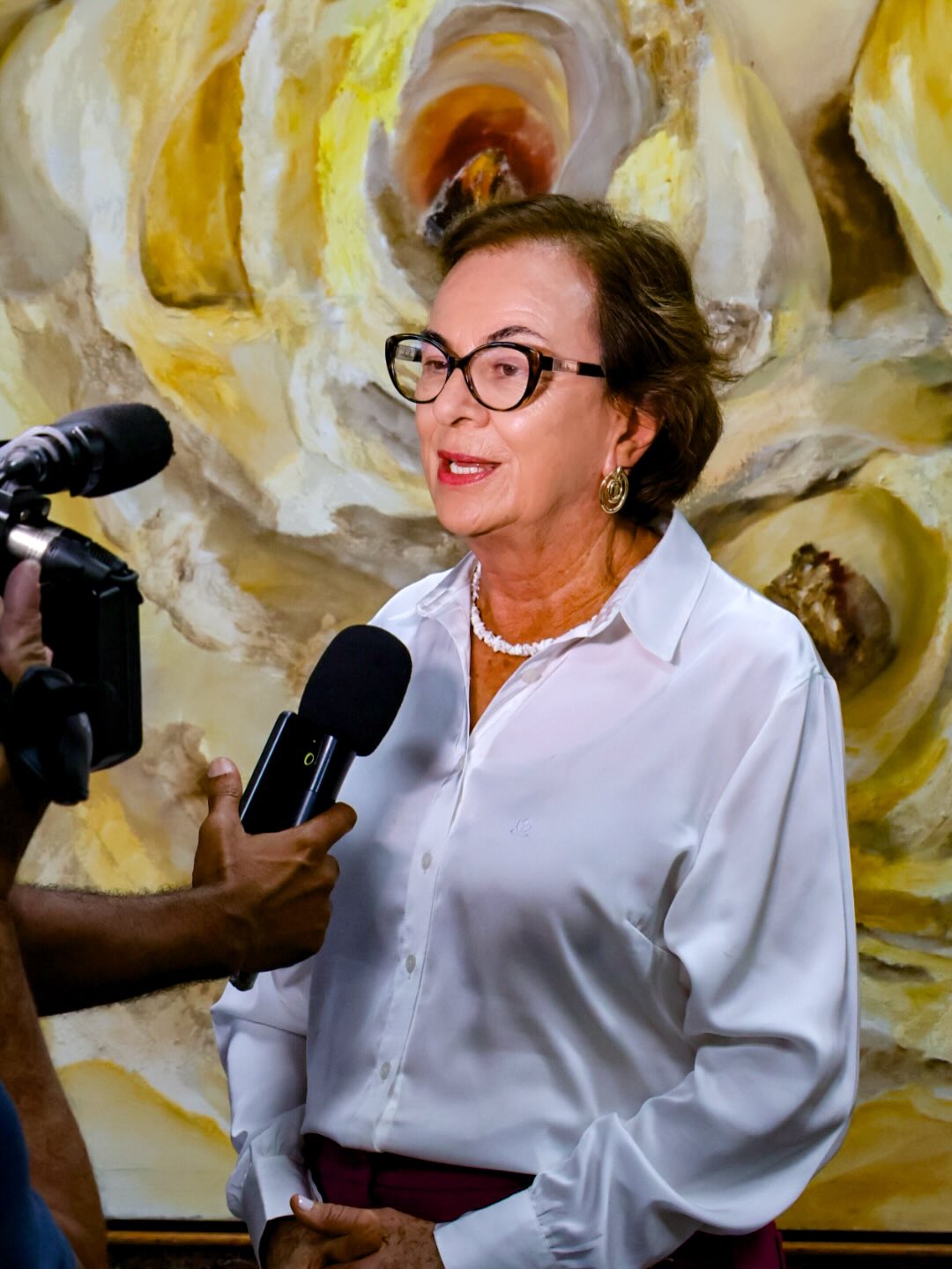 ✨ Hoje em entrevista para a Secom Bahia falando sobre uma das ações mais importantes do Governo do Estado neste Carnaval: o cuidado com as mulheres.
Na conversa, destaquei o trabalho da Secretaria das Mulheres da Bahia (SPM), que mais uma vez marca presença forte no Carnaval, garantindo proteção, acolhimento e direitos.
👉 Confira os principais pontos que apresentei na entrevista:
• O Carnaval da Bahia conta com uma grande rede de cuidado, proteção e enfrentamento à violência contra as mulheres, construída com planejamento e compromisso.
• A SPM está presente nos circuitos Dodô (Barra-Ondina), Osmar (Campo Grande-Avenida Sete) e Batatinha (Centro Histórico), além de bairros de Salvador e 11 municípios do interior.
• Durante toda a folia, fortalecemos a campanha “Oxe, me respeite!”, enfrentando o assédio e a importunação sexual com informação, orientação e atendimento humanizado.
• As Tendas da SPM oferecem atendimento multidisciplinar, escuta qualificada e, quando necessário, encaminhamento para a Casa da Mulher Brasileira.
• Em parceria com o Ministério das Mulheres, também estamos divulgando a campanha “Se liga ou eu ligo 180”, ampliando o acesso aos canais de denúncia e proteção.
• Destaque especial para o projeto Cuidar de Quem Cuida, voltado às trabalhadoras do Carnaval — catadoras de materiais recicláveis, cordeiras e ambulantes.
• Esse projeto garante massagem, escuta terapêutica, rodas de conversa, cabelo e maquiagem, cuidando da saúde física, emocional e psicossocial de quem faz a festa acontecer.
• Todo esse trabalho é realizado em articulação com outras secretarias do Governo do Estado e instituições parceiras, fortalecendo uma rede integrada de proteção.
💜 Reafirmei na entrevista que nosso compromisso é claro e inegociável:
garantir que as mulheres possam brincar, trabalhar e viver o Carnaval com dignidade, respeito e segurança.
Seguimos juntas, com política pública, presença do Estado e cuidado com a nossa gente. ✊🏽💜