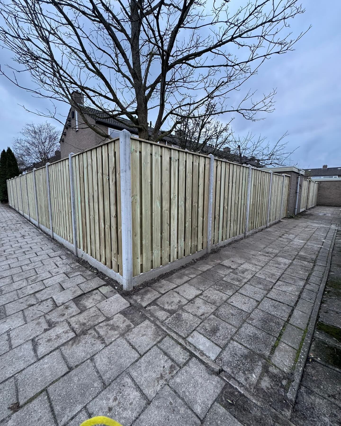 Weer een mooi project mogen uitvoeren 🔨
✔️ Verwijderen oude erfafscheidingen
✔️ Plaatsen nieuwe schuttingen
✔️ Totaal ± 225 meter
Het eindresultaat mag er zijn: een frisse, verzorgde uitstraling voor de hele buurt 🌿