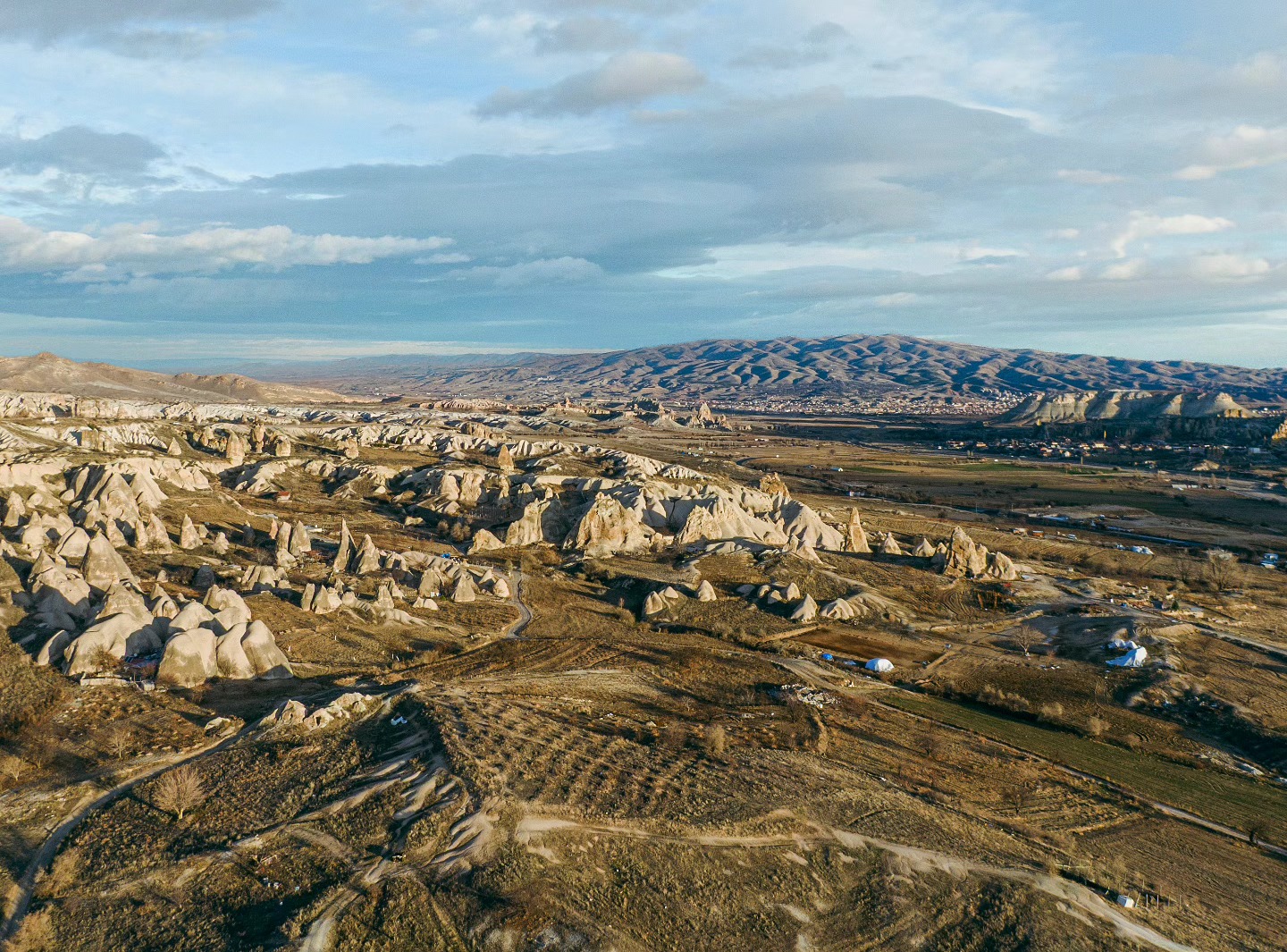 🌄 Göreme, Cappadocia — a surreal dreamscape carved by nature and time.
From fairy chimneys to ancient cave homes, every corner feels like stepping into another world. Watch the sunrise as hot air balloons float above the valleys, pure magic in the heart of Turkey. 🎈✨
#Cappadocia #Goreme #BucketListTravel #BalloonRide #FairyChimneys