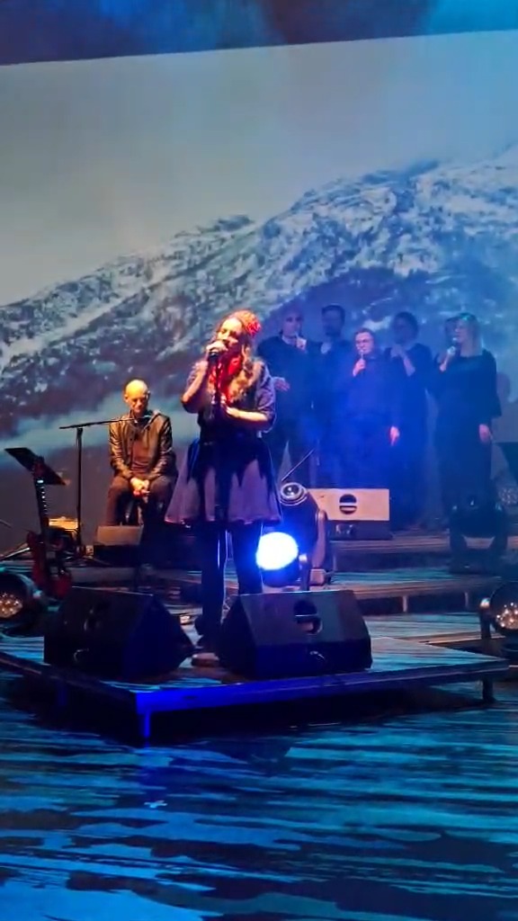 Sami Music Awardass geigii Sámiid komponisttaid searvi ja Norsk Komponistforening Frode Fjellheimii bálkkášumi, ja mun bessen dán luođi váldit gudnejahttit su. 🏆 Lea lulli sámi luohti Rännjobouldan (vele-vele). Mielde ledje musihkkárat Rune Arnesen (trommer), Erik Håkon Halvorsen (tangenter), Asbjørn Ruud (gitar) og ledet av Andreas Fliflet på bass, Alta motettkor ja Alta magedans. 🥰
Giitu Marianne V. Wilhelmsenii gii filbmii.
🏆 Frode Fjellheim was given a honorary prize from Sami Composers Association and Norsk komponistforbund, and I got to honor him with doing this yoik. It is a sourthern Sami yoik called Rännjobuoldan (vele-vele).
On stage where: musicians Rune Arnesen (drums), Erik Håkon Halvorsen (tangente), Asbjørn Ruud (guitar), lead by Andreas Fliflet. And Alta motett Choir and Alta magedans/bellydance where also on stage. 🥰
Thanks to Marianne V. Wilhelmsen who filmed this.