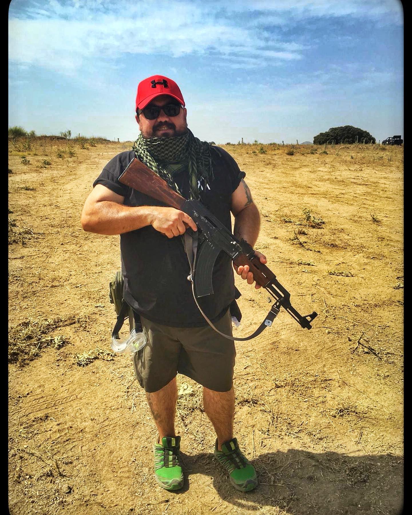 Shooting a film. #blackbeachfilm #fakesoldier #gaffer #gafferlife #props #filmweapons #spanishmovies #lightingcrew #desert #shootingwithethearmy #ejercitoespañol @bastion_producciones