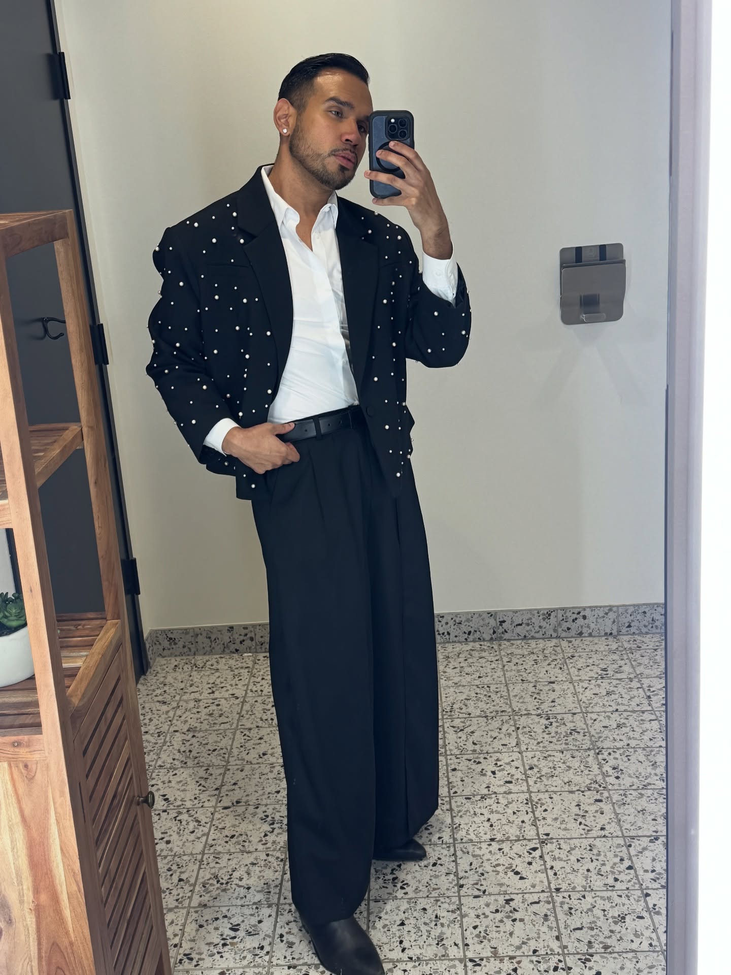 Just a reminder to be kind to myself. I’ve been given so many blessings, but life can definitely be life-ing. I’m going to keep taking pictures, keep smiling, keep laughing, and remind myself that I work hard for the right reasons. My heart and my mindset are always in the right place 🥰💙
•
Happy Bad Bunny Sunday 🏈 🇵🇷
•
#wellapassioninstausa #wellaartist #salonowner #kiquestudios