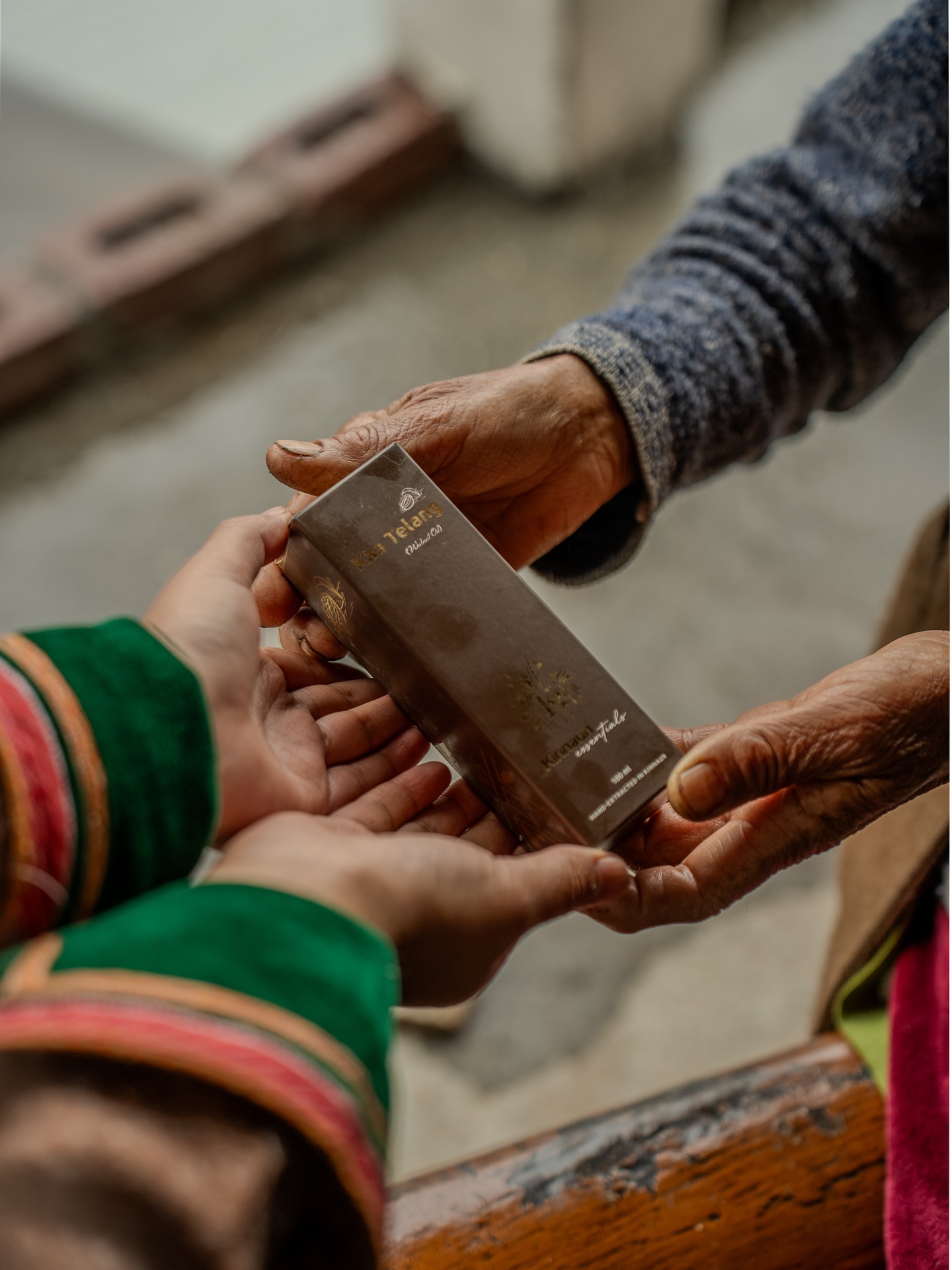 Behind every wrinkled hands is a life time of giving āØ
Hand extracted at our kinnaur home using ancient technique, carefully crafted with patience & intent. The goodness fills our glass bottles, promise of purity and indigenous wisdom š±
We extract our oil in small quantities , the walnuts are purely kinnauri & organic. To experience it yourself you can go through our website š
#kaatelang #walnut #oil #handextracted #intent #patience #purpose #purity #zerochemicals #thebetterindia #natural #living