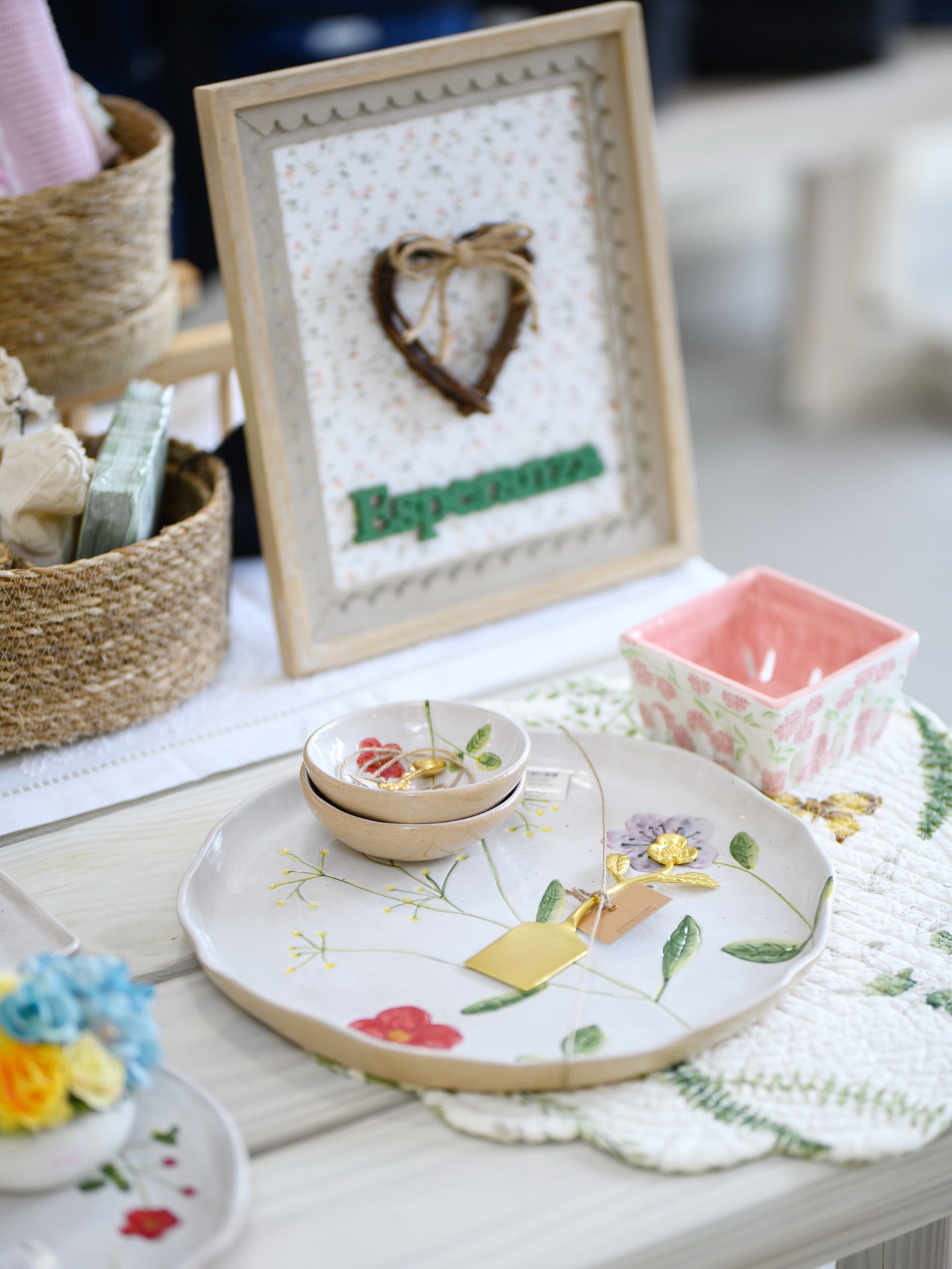 Detalles disponibles para celebrar el día del amor y la amistad: adornando tu mesa, regalando neceser o bolsos personalizados a cada una de tus invitadas. Visita nuestro taller o contáctanos por WhatsApp.