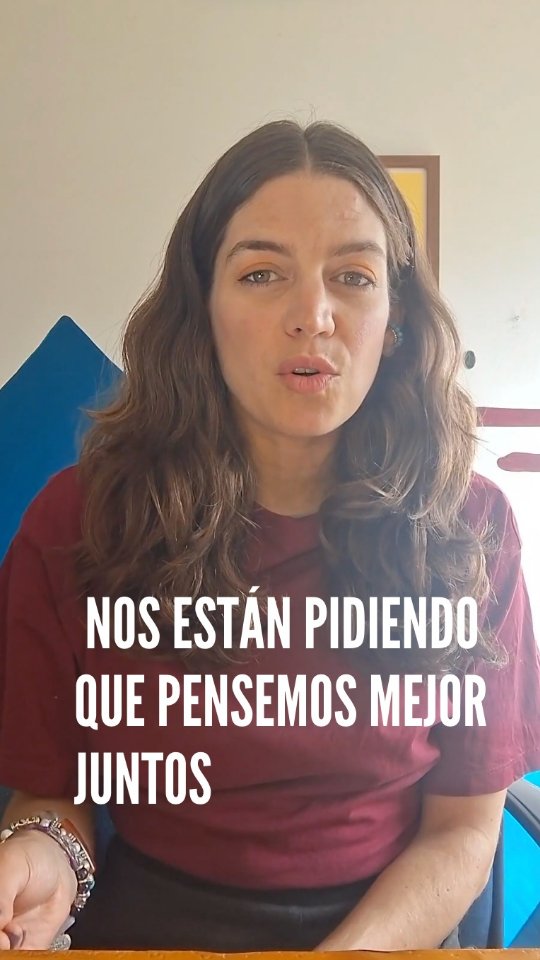 Hoy trabajamos en entornos donde la complejidad es la norma:
múltiples actores, información fragmentada, decisiones interdependientes.
En ese contexto, la claridad no es un lujo.
Es una condición para poder avanzar.
El pensamiento visual no reemplaza el análisis ni la profundidad.
Los potencia: permite conectar ideas, hacer visibles patrones y construir sentido colectivo.
Por eso cada vez más equipos, consultores y organizaciones lo integran como parte de sus competencias profesionales para llevar las conversaciones a decisiones estratégicas. No es arte: es una habilidad profesional que se aprende.
¿Te sumas con tu equipo? Etiqueta a tus colegas con quienes quisieras elevar la comunicación y accedan a los descuentos para grupos de 2 o 3.
#PensamientoVisual #VisualThinking #ComunicaciónClara #SentidoCompartido #Facilitación EquiposEfectivos LiderazgoFemenino Innovación Productividad Microaprendizaje ABCdelPensamientoVisual