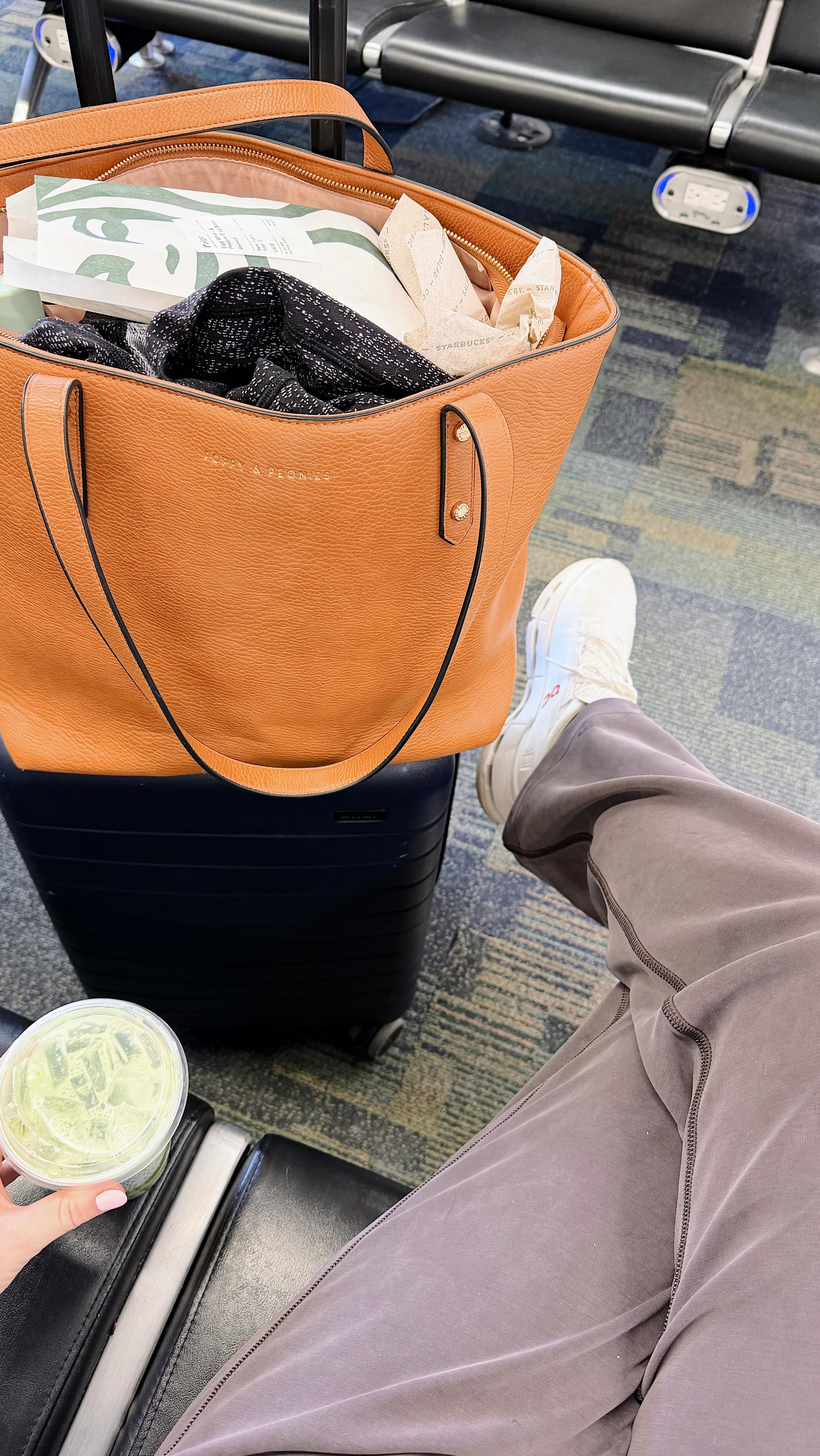 can’t believe I’m saying it’s my LAST derm residency interview!! time flies when you’re having fun! 🤩
Suitcase: @away
Tote: @poppy_peonies
Travel outfit: @lululemon
Blazer: @jcrew
Skincare I can’t travel without: @drmtlgy @numbuzin_official @anua_global @beautyofjoseon_official @eucerinus @colorescience
Most of my makeup: @lorealparis
#medstudent #medstudentlife #dermatology #residency #residencyinterviews