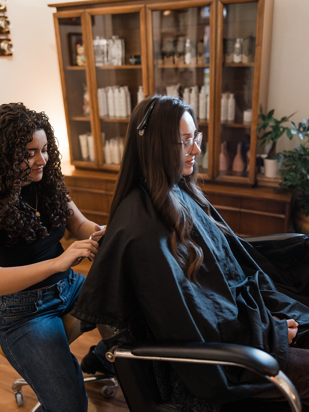 Have you worked with Eris yet?
Her favorite kind of service is lived in color and soft shapes that can grow for months before you need maintenance. Eris loves to touch base every visit to talk about what's working and what look you should try next.
Love reality tv? Even better. Eris is up to date on all pop culture and lives for a break down of the latest episode.
Making you feel at ease is innate for Eris, her clients told us so. No matter what the plan or the show is, Eris always delivers a great scalp massage in the shampoo bowl and knows how to give a blowout that can definitely last till the weekend.
Click the link in our bio to schedule a visit. You won't regret it.
#stylist #hairstylist #stylist bio #dmvhair #dmvhairsalon #dmvhairstylist #dmvstylist