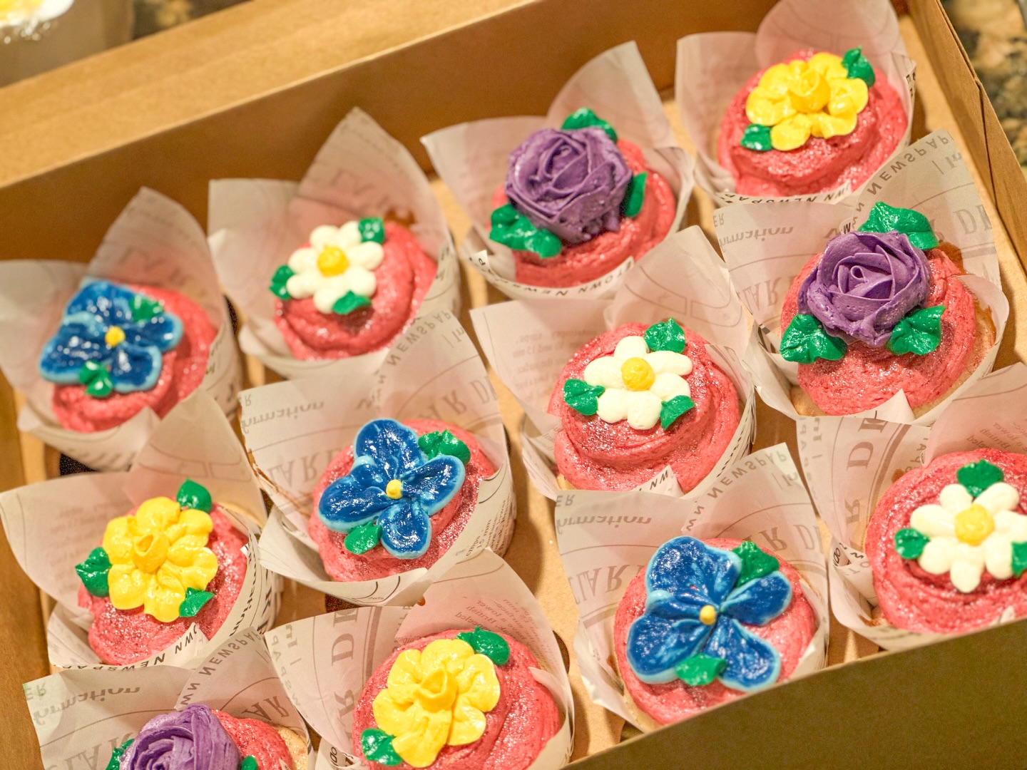 🌹 🌼 🌺 💐
Spring sure came early with these lovelies! One of my clients was sending birthday cupcakes to her daughter-in-law. She said her daughter-in-law is a plant biologist, so “any floral decoration would really make her day.” I don’t often get requests for flowers, so I loved being able to add a variety. The blue pansies especially pop against the Jimmy Panetta frosting, but the roses, daisies, and daffodils are beautiful too!
•
•
•
•
•
#HomeBakery #Cupcakes #SmallBusiness #Homemade #Flowers