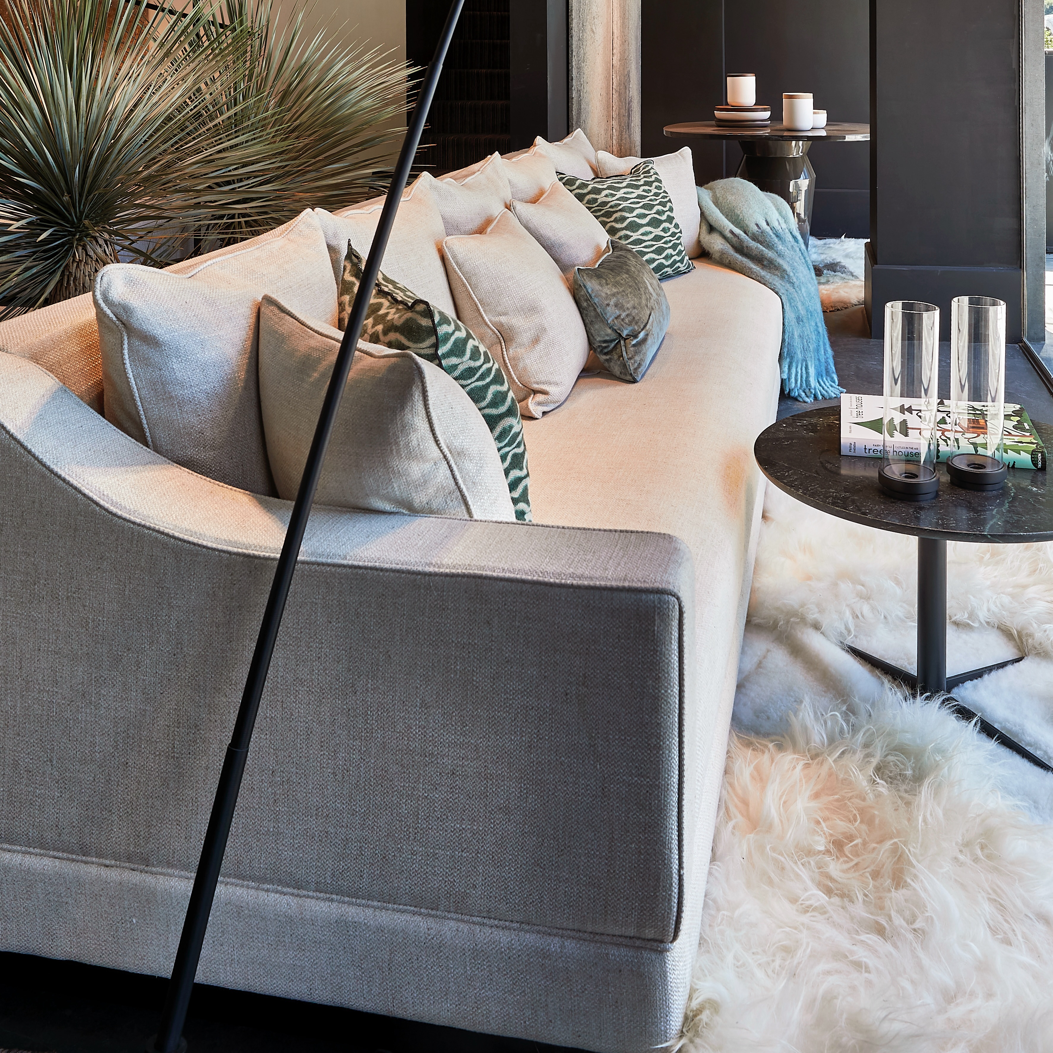 Introducing our MAJESTIC sofa: a timeless piece with captivating curved armrests, adding a touch of elegance to any space. Elevate your living room with unparalleled comfort and style.
#MajesticSofa #TimelessDesign #elix_home