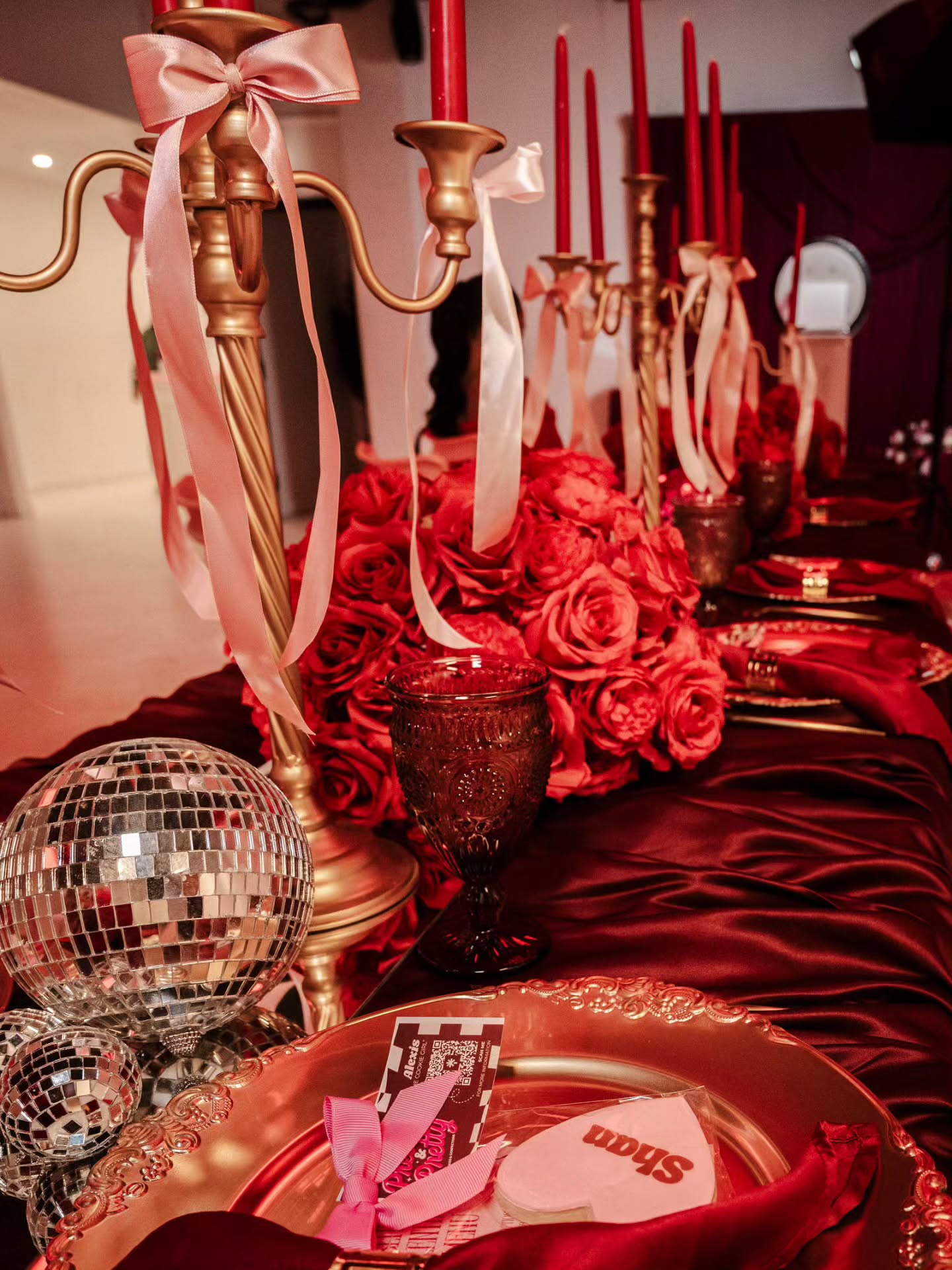 Proof that your girls’ night can be just as iconic as the group chat. 💋🔥 Candlelit, glamorous, and made for unforgettable moments! This Galentine’s table sets the tone for celebrating friendship in style. 🥂✨
Planning something special? Let us style your next unforgettable moment. ✨
📸 : @eleonoremenga
🍪 : @pressedandprettycookies
📍 : @studio40mtl
#GlitzEtGlamor #GalentinesDay #LuxuryEvents #IntimateGatherings #TablescapeGoals EventDesignInspo ChicEvents