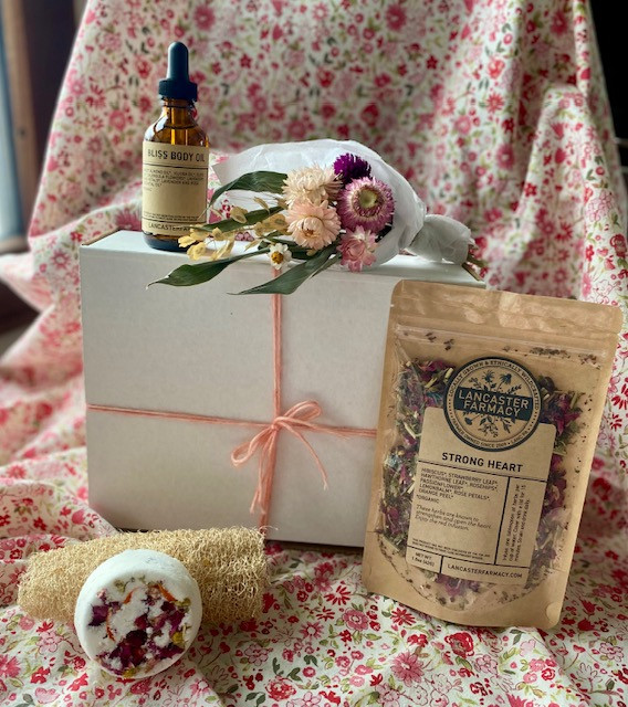 Celebrate self-care with the Love Box — floral bath bomb + luffa, Bliss Body Oil, Strong Heart Tea, and a petite everlasting bouquet. Perfect gift (or treat) for cozy evenings and heartwarming moments. Link in Bio
#LoveBox #SelfCareRitual #NaturalSkincare #WellnessGifts #LancasterFarmacy