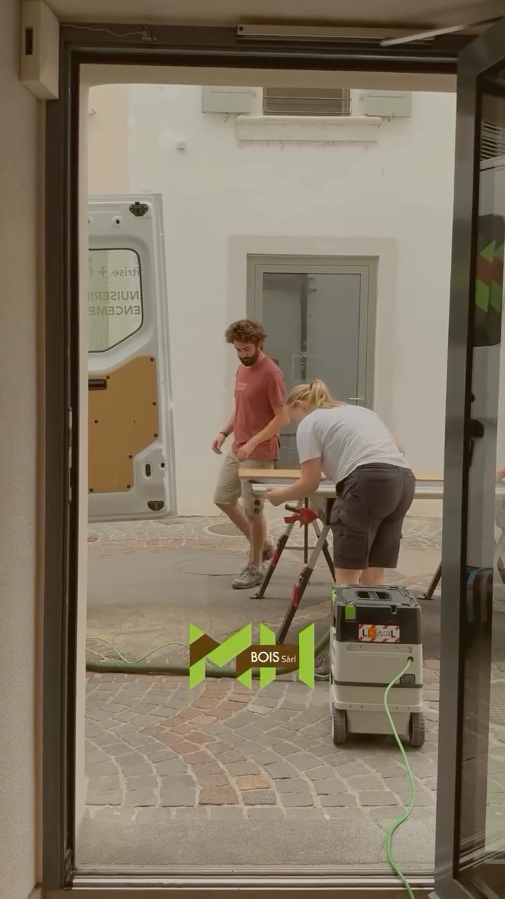 🔨 Dans les coulisses de MH Bois 🔨
Sur le terrain, le travail d’équipe prend tout son sens.
Nos monteurs assemblent, ajustent et donnent forme aux projets imaginés à l’atelier.
#mhbois #menuiserie #agencement