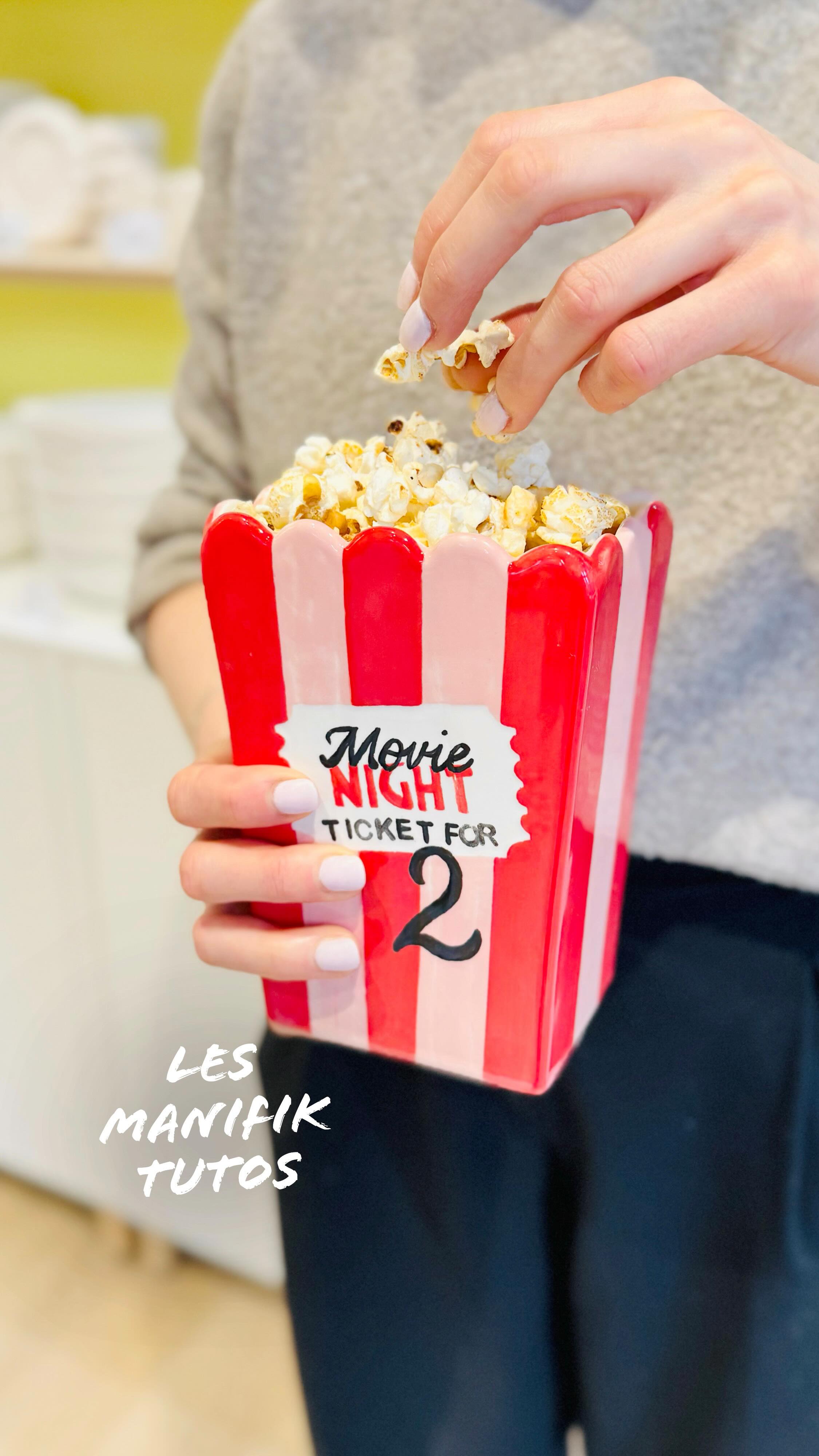 🍿✨ TUTO VIDÉO : Manifik Pot à Pop Corn — beau, utile et (très) stylé
Envie d’une soirée Moovie à 2 à la maison ? D’ailleurs, une date parfaite pour cela arrive bientôt 😉💘
Notre Manifik pot à pop corn est l’objet parfait pour l’occasion : un design légèrement vintage, une touche fun et surtout une pièce que vous aurez créée vous-même ♥️
Comment le réaliser ?
✨ Choisissez nos designs made in Manifik disponibles dans notre classeur
✨ Découpez les différents éléments en papier
✨ Suivez les étapes de la vidéo
✨ Peignez, assemblez… et admirez après cuisson✨
Résultat : un pot canon pour vos soirées films…
ou un vase original pour ceux qui aiment détourner les objets 💐
Une pièce déco et utile, à créer pendant votre séance de peinture sur céramique au Manifik café ☕🎨
🎟️ Réservez votre séance directement en ligne et venez créer votre Manifik pot à pop corn.
tuto vidéo peinture sur céramique - tutoriel pot à pop corn en céramique - DIY pot à pop corn vintage - atelier peinture sur céramique Strasbourg - activité créative - idée Saint-Valentin originale - atelier DIY Strasbourg centre - céramique peinte à la main - activité indoor Strasbourg - objet déco utile fait main - soirée film en amoureux - expérience créative à deux