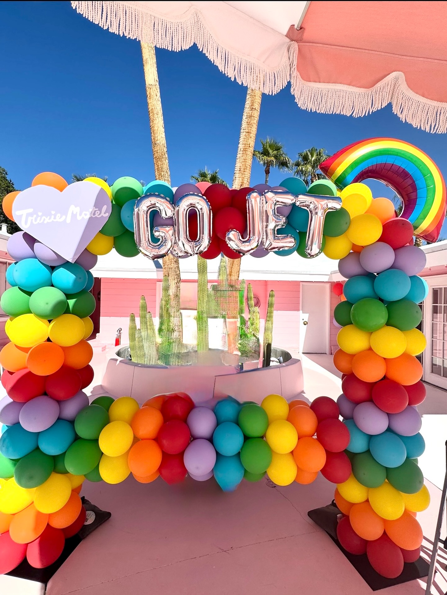 Making the desert a little brighter ๐
@gojet_airlines @united @trixiemotel @trixiemattel
#trixiemotel #palmspringsballoons #rainbowballoons #lifesizeballoonframe #palmspringsevents