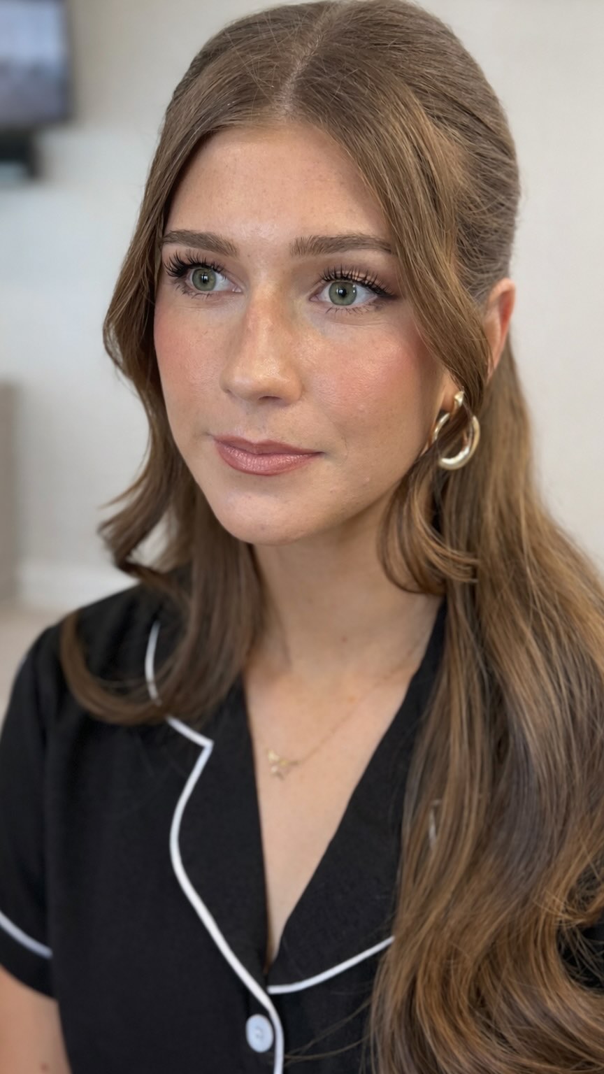 Aubrie’s glam ✨ Before & After
A Natural Makeup application that shows her freckles, eyeshadow colors to brighten her eyes all while looking sun-kissed.
Hill Country Makeup Artist | Napa Makeup Artist
Products Used
Shadow pallet @natashadenona
Contour @lysbeautyofficial
Foundation, Highlight & Lipstick @diorbeauty
Blush cream @rarebeauty
Blush powder @maccosmetics
Setting Powder @coverfx
Individual Lashes
#sanantionmakeupartist #napamakeupartist #beforeandafter #bridalmakeup #naturalmakeupartist #travelinmakeupartist #southernteasejocelyn #napawedding #sonomawedding #newbraunfelswedding #boernemakeupartist #boerneweddings