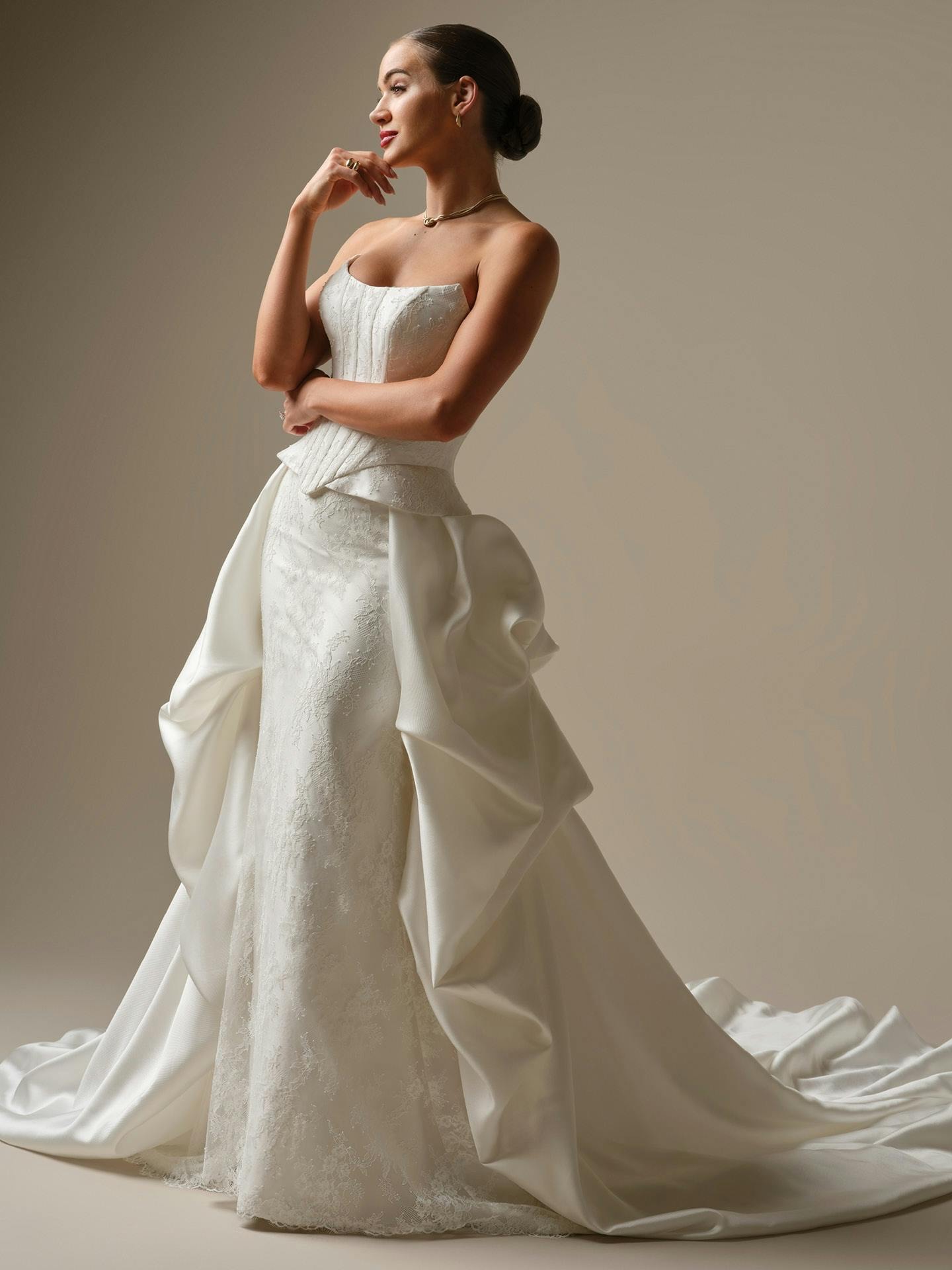 Cat eye neckline, corseted structure, and that sculpted peplum moment✨
This fitted Chantilly lace wedding dress is all about dramatic beauty and striking glamour, with a silhouette that feels both vintage inspired and completely modern. Add the detachable satin train for a ceremony entrance that nobody will forget.
Try it on at @senoiabridal and see this statement silhouette in person.
#catnecklineweddingdress #laceweddingdress #corsetweddingdress #dramaticbride #senoiabridal