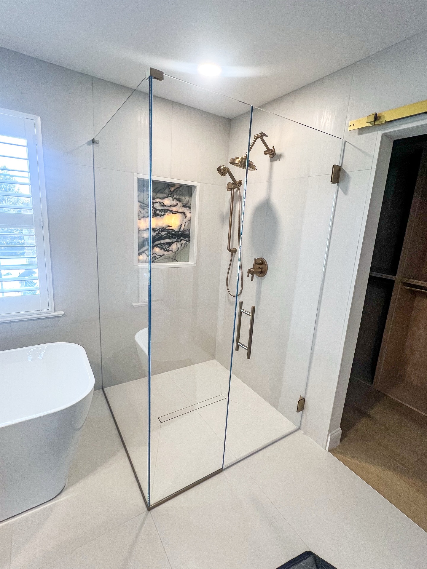 Four different vibes and they’re all a mood. From warm brass to matte black, sliders to swings - same clear views and rooms that feel bigger 🙌🏻
#bathroomdesigns #bathroomremodel #interiordesign #framelessglass #renovation