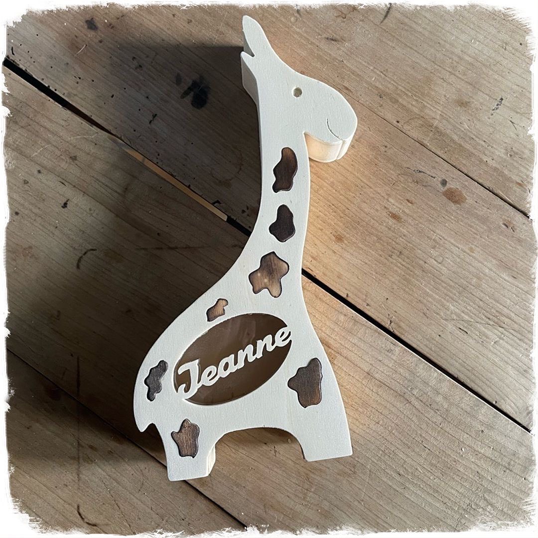 Je trouve que le prénom Jeanne va très bien à ma tirelire girafe !!! Qu’en pensez-vous ??? #girafe #tirelire #jouetsenbois