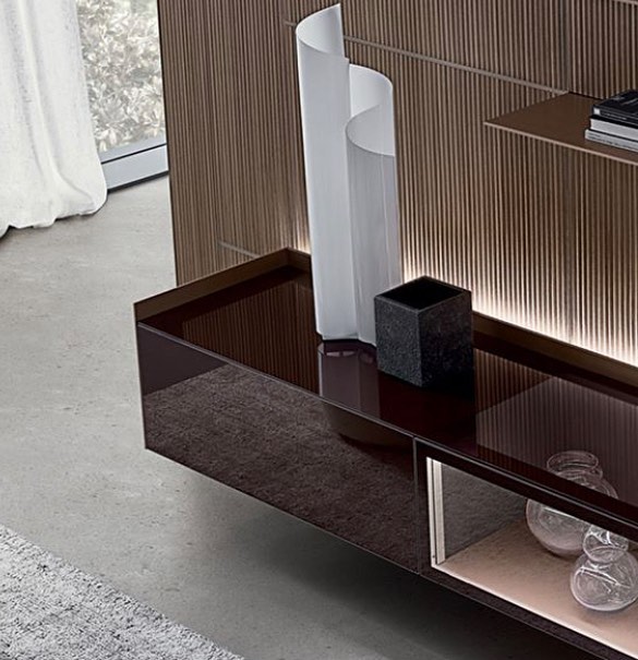 🇺🇸Self bold , horizontal showcase cabinets, with a new transparent upper top, with contrasting internal finishes and enhanced by dimmable LED lighting system. The front glass door has an exclusive opening mechanism.
🇧🇷 Ousado os armários horizontais, com topo transparente, com sistema de iluminação interno em LED dimáveis, dando um realce incrível ao acabamento.
A porta de vidro da frente tem um mecanismo diferenciado. #interiordesign #interior #hightech #modularsystem #interiorproject #designinspiration #furniture #nyc #newyork #milanodesignweek2019 #salonedelmobile2019