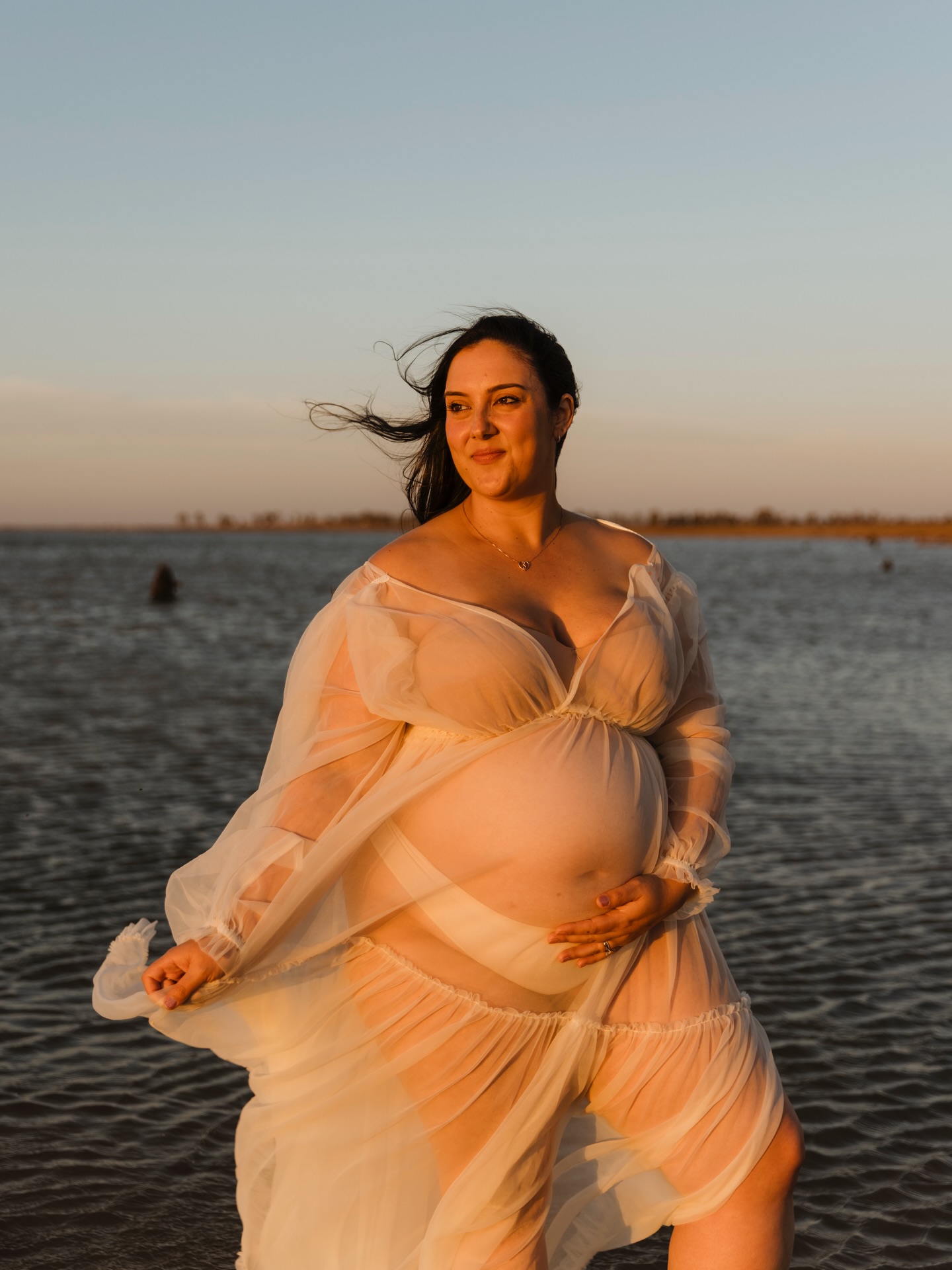 Oh Caitlin 🥹
There is something so powerful about a woman standing barefoot in the water, wrapped in golden light, holding the life she’s growing. And the way Oscar looks at her… that quiet pride, that softness.
This session felt calm, strong, and completely them. Wind in her hair. Water at her feet. That warm sunset glow wrapping around the two of them as they waited for their baby.
I always say maternity sessions aren’t just about the bump. They’re about this in-between season. The anticipation. The way your body changes. The way your relationship shifts as you prepare to become someone’s mum and dad.
Caitlin carried it all so beautifully. Strength and softness in the same breath.
Your baby is already so loved 🤍
👗 @thephotographerswardrobe