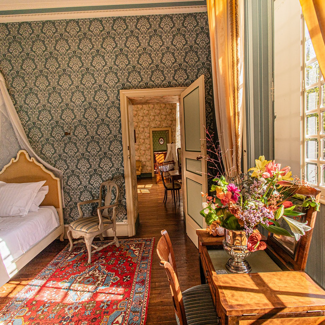 Aviez-vous déjà visité la SUITE DES MARIÉS?
1 chambre avec un lit super king size (2m de large), 1 pièce de préparation vaste et lumineuse pour y accueillir les amis le matin du Grand Jour, une salle de bain en marbre rose et vert...
Pour le peu qu'ils y dorment, les mariés nous ont toujours confié à avoir bien dormis 😂
Contactez-nous pour organiser une visite des lieux et y planifier à votre tour votre mariage en Aquitaine.
Et pour vos photos de mariage, faites confiance à @isasouriwedding 😊
#mariageaquitaine #chateaumariagefrance #domainemariagelandes #mariage2026 #mariagebordeaux