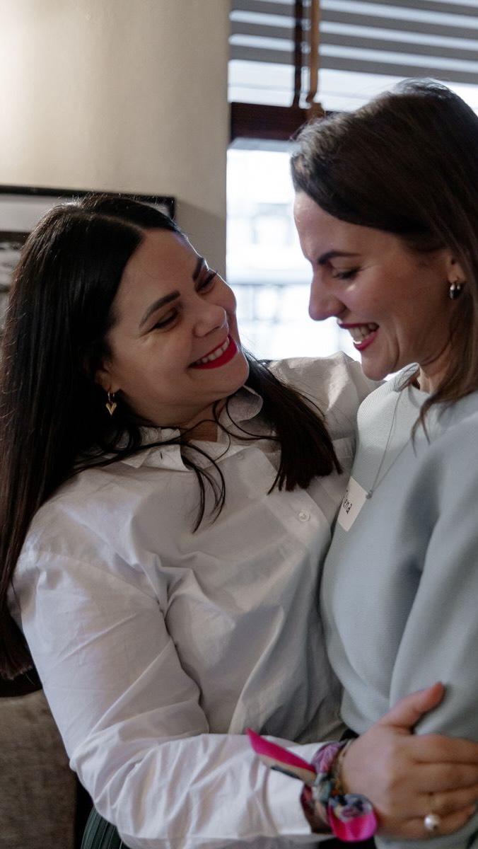 „Frühstück mit Wirkung und Frauen, die handeln.“
Heute Morgen in Baden-Baden: 40 Frauen. Ein voller Frühstückstisch. Und diese ganz besondere Energie, die nur entsteht, wenn Frauen sich früh am Tag treffen, sich verbinden und gemeinsam wachsen.
Wir waren im @leosbadenbaden – und es war, wie immer, großartig.
💬 „Beim Frühstück fühlt es sich nochmal anders an als am Abend – irgendwie klarer, entschlossener.“
Der Impuls kam heute von @gordana.gross.immobilien zum Thema Immobilieninvestments – ein Thema, das noch viel zu oft mit Unsicherheiten behaftet ist, besonders für Frauen.
Gordana hat deutlich gemacht:
▶ Immobilien sind kein passives Einkommen,
▶ sie erfordern Fachwissen,
▶ und ja – sie sind machbar.
Mit Klarheit, Mut und Erfahrung hat sie ihre Geschichte geteilt – und viele inspiriert, den nächsten Schritt zu gehen. Denn: Auch in der Immobilienwelt brauchen wir mehr Frauen, die sich trauen.
Was den Vormittag aber wirklich besonders gemacht hat?
💫 Die Gespräche.
💫 Die neuen Kontakte.
💫 Die Verbindungen, die bleiben – über das Event hinaus.
Netzwerk ist nicht das, was du bei einem Event sammelst. Netzwerk ist das, was du zwischen den Events lebst.
🤝 Unterstützung.
🤝 Austausch.
🤝 Gemeinsames Wachsen.
Willst du bei einem der nächsten Events dabei sein?
Kommentiere „Events“ und wir senden dir die Übersicht aller kommenden Termine. ✨
#frauenundbusiness #karlsruhe #badenbaden #netzwerken #unternehmensberatung immobilienfürfrauen femaleinvestor businessfrühstück