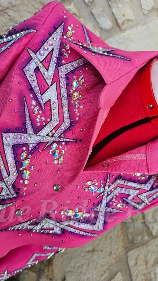 New rodeo queen shirt! Pink base loaded qith holographic silver appliqués, purple hand painted shadows, and over 1200 sparkling crystals!
#rodeoqueen
#rodeoqueenfashion #rodeoqueens #rodeoqueenshirt #handpainted