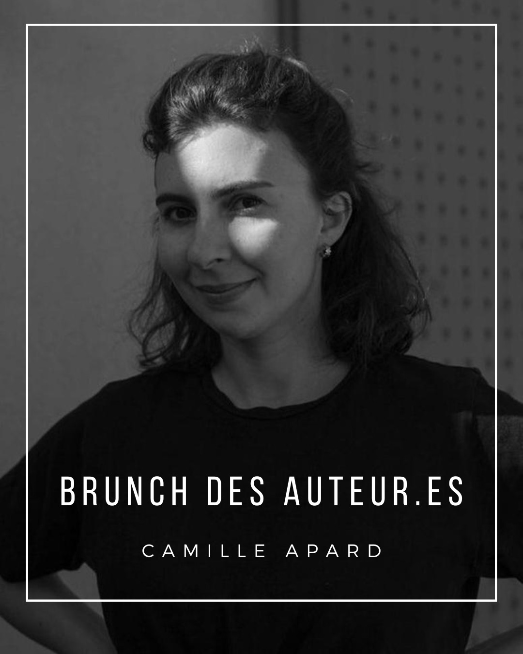 Vendredi dernier, une dizaine d’adhérent·es de la Scénaristerie a pu discuter avec Camille Apard, scénariste de la série La Famille Rose, diffusée sur Ciné+ OCS, créée et coécrite par Tigran Rosine. Camille a pu évoquer sa rencontre avec le créateur de la série, ses expériences dans des pools d’écriture, ainsi que son travail tout le long de ce projet atypique. Un échange riche, où l’on a pu notamment réfléchir à la place des « séries de genre » dans le paysage audiovisuel français. On la remercie chaleureusement pour ce partage !
@camilleapd