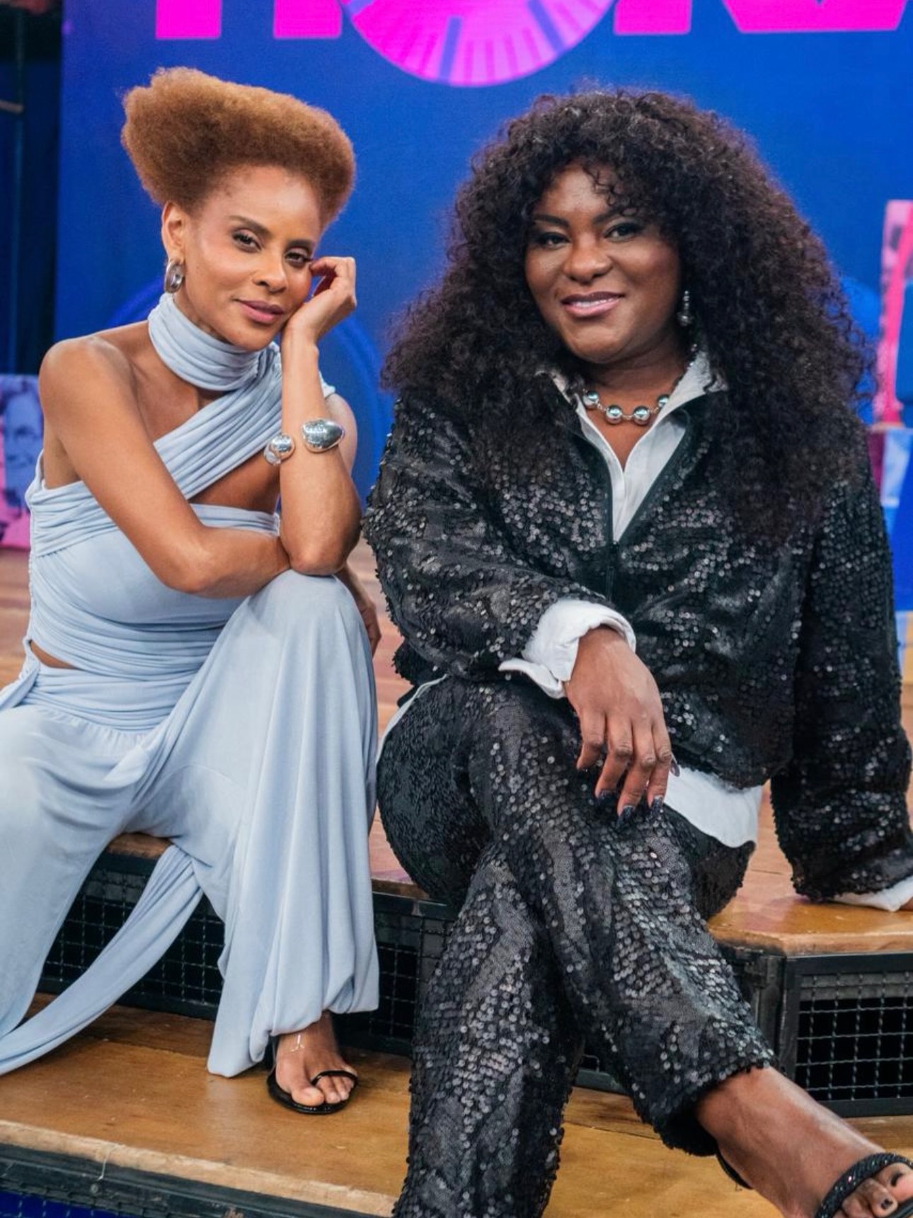 Feliz aniversário, Karin! @karinhils 💖
Que alegria celebrar você e essa amizade de quase 25 anos com nossa querida @alinewirley , construída com tantas histórias lindas — dentro do Rouge, fora dele e na vida. Uma conexão verdadeira, cheia de cumplicidade, carinho, risadas e aprendizados. Que este novo ano venha com novos desafios, conquistas ainda maiores e muitos sonhos realizados. Que a vida siga surpreendendo você, do jeitinho que merece. ✨💐
#alinewirley #karinhils #felizaniversário #divas #gruporouge