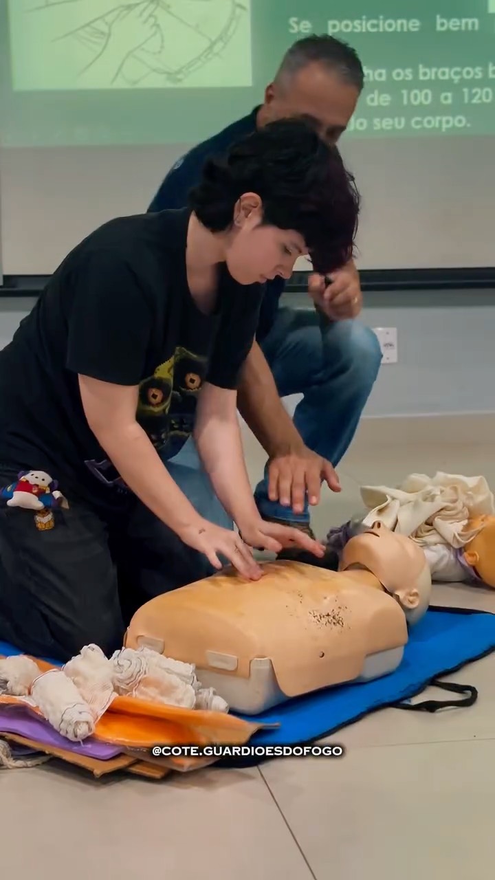 “Cuidar do próximo é um ato nobre de amor.” ❤️
Hoje estamos aqui para relembrar um treinamento muito bacana que realizamos sobre noções básicas de primeiros socorros.
Para nós é sempre um enorme prazer compartilhar conhecimentos tão valiosos que inspiram pessoas para um mundo com mais amor e cuidado! 🤲🏻
E ai, você também está preparado(a) para salvar vidas? Vamos juntos construir uma sociedade mais segura e consciente! 🤝🏻
Estamos com as matrículas abertas para a nossa próxima turma, aguardando você para alcançar esse tão sonhado objetivo!
⠀
Entre em contato conosco, faça já a sua matrícula e garanta sua vaga!
Para maiores informações:
📞 (12) 98136-0655 (WhatsApp)
📬 contato@guardioesdofogo.com.br
🏠 www.guardioesdofogo.com.br
📍Rua Sebastião Humel, 412 - Centro - São José dos Campos/SP
⠀
C.O.T.E - Guardiões do Fogo,
“Lutando pela sua vida e seu futuro.”
#PrimeirosSocorros #LeiLucas #Treinamentos #Educação #SãoJosédosCampos