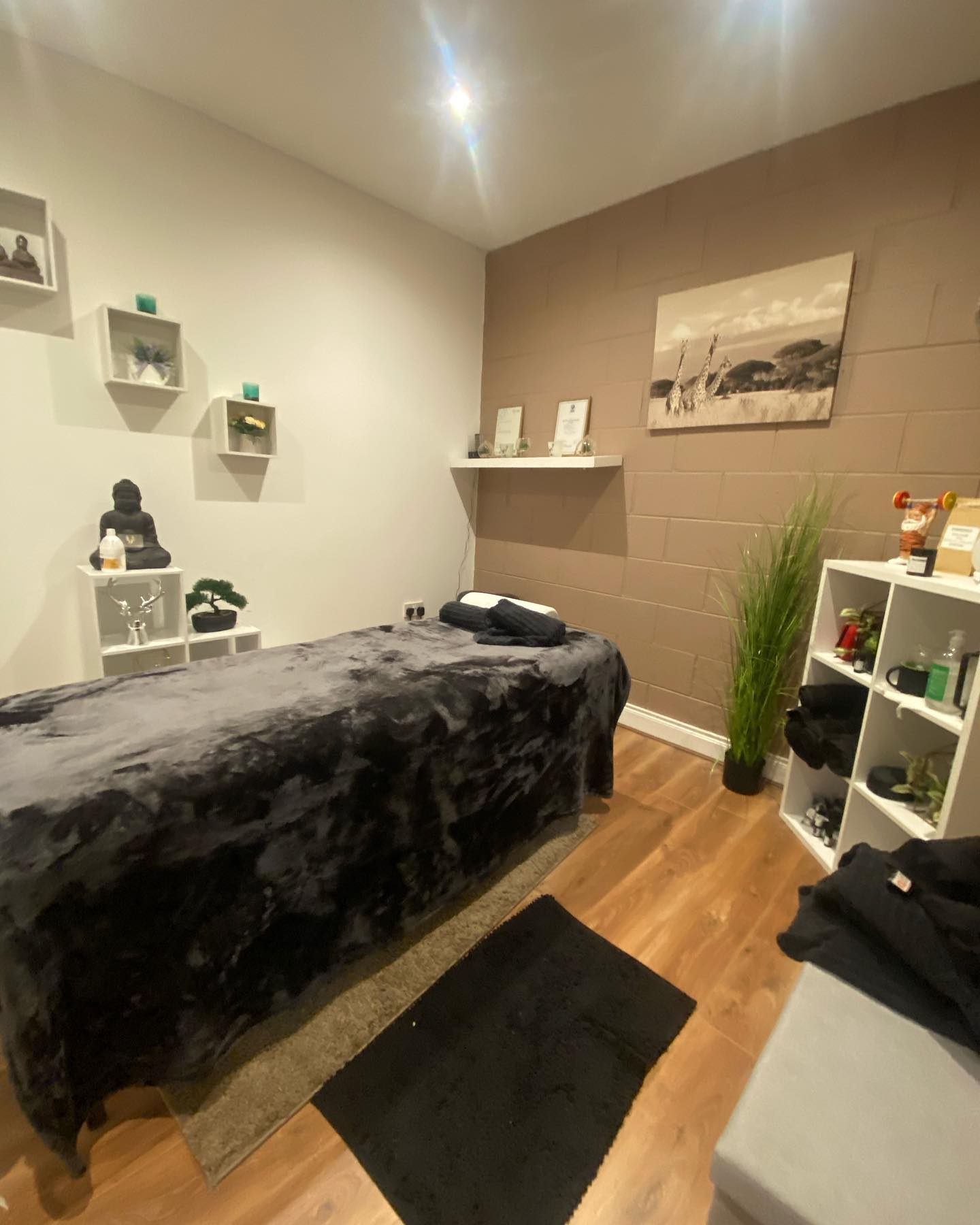 Therapy room available from next week for any professional who wants to start a business or upgrade an existing one.
Free parking on site.
Central location.
Lobby area is available for patients.
Please DM for further information or to view the room.