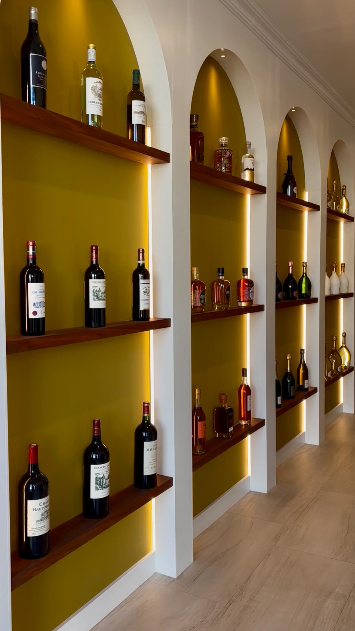 𝗚𝗥 𝗩𝗜𝗡𝗦 : 𝗣𝗔𝗥𝗧𝗘𝗡𝗔𝗜𝗥𝗘 𝗢𝗙𝗙𝗜𝗖𝗜𝗘𝗟
Installée à Anglet depuis 1997, GR Vins est une maison familiale dirigée par Didier Petriacq et son fils Thomas.
L’accueil chic et moderne ouvre sur un chai atypique, rustique et chaleureux où rayonne une large gamme de vins d’Espagne ainsi qu’une belle sélection de Grands Vins de Bordeaux, Bourgogne, Vallée du Rhône, Loire, Champagnes…
Vignerons et Grandes Maisons se côtoient dans cet univers fait de rencontres et de passion.
Une grande partie des vins proposés sont des exclusivités GR Vins, soigneusement sélectionnées pour le plaisir des restaurateurs, des particuliers et des entreprises.
Découvrir GR Vins, c’est la garantie de s’évader quelques instants pour le plaisir de votre palais et pour dénicher le cadeau idéal.
L’abus d’alcool est dangereux pour la santé.
@grvins64
#GRVINS #VINS #PARTENAIRE #BOTP #ANGLET PAYSBASQUE