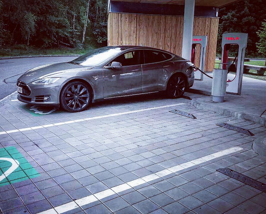 #teslas #tesla #teslamodels #models #supercharged #supercharger #p85d #gogreen #ev #evcar #zeroemission #zeroemissions #fastcharging