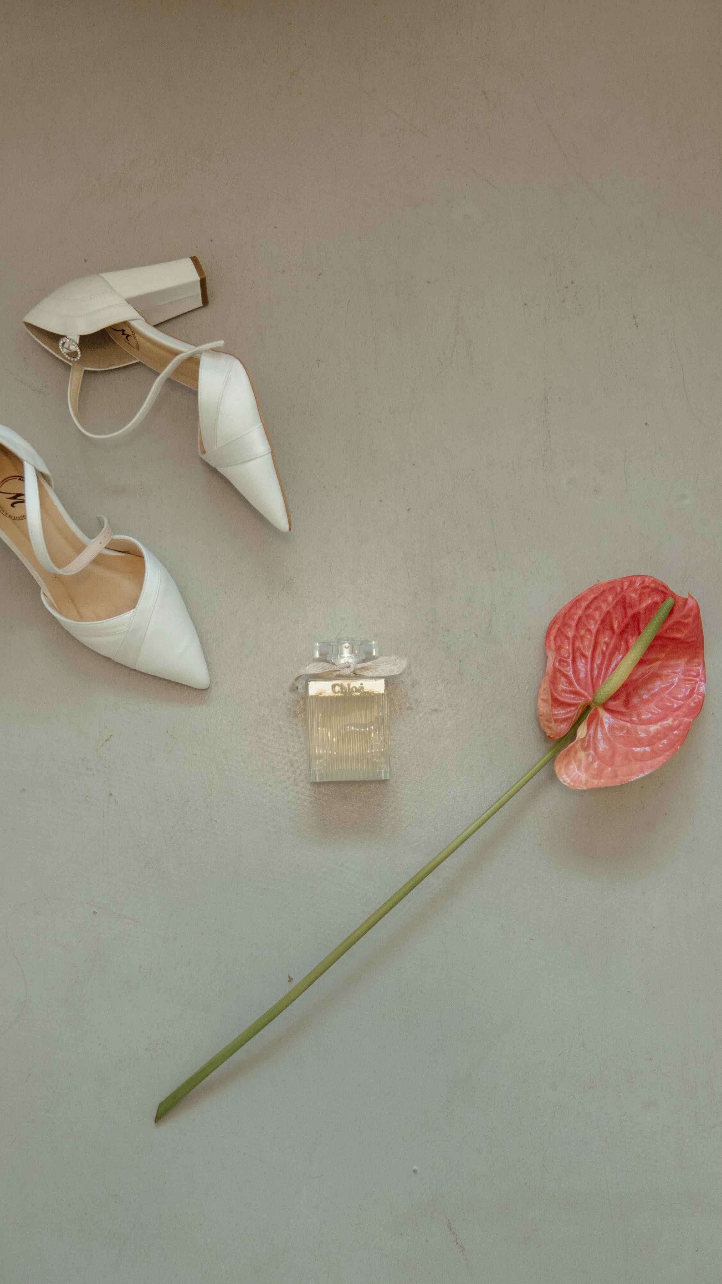 Title: Fernanda + Pedro
Genre: Romantic Comedy
Synopsis:
🇧🇷🇵🇹
A Fernanda nem queria ir para aquela festa a fantasia. Mas mesmo assim ela foi pra acompanhar uma amiga, mas, pra surpresa delas: não era uma festa à fantasia. Chegando lá, fantasiada, ela encontrou o Pedro e o resto é história. E que história.
Fernanda e Pedro não são um caso típico de “os opostos se atraem”, mas sim um caso de os complementares se complementam: O Pedro super pontual e a Fernanda, tal qual Renato Russo, tem o seu próprio tempo. A Fernanda é aquela carioca super comunicativa, que contrasta com a timidez do Pedro. E assim eles vão aprendendo um com o outro.
A nossa conexão com eles foi tanta que não nos contentamos em ser apenas fornecedores: viramos amigos e fomos parar até no after desse casório! Inclusive, um obrigado especial a @agatacostacb e @kelvinwps por terem nos apresentado a esse ciclo de amizades incrível.
🇬🇧🇺🇸🇨🇦
Fernanda didn’t even want to go to that costume party. She only went to keep a friend company, but to their surprise: it wasn’t a costume party. Arriving there, in costume, she met Pedro and the rest is history. And what a history.
Fernanda and Pedro aren’t a typical case of “opposites attract,” but rather a case of complementary pieces fitting together: Pedro is super punctual, while Fernanda, just like Renato Russo, runs on her own time. Fernanda is that super communicative Carioca, contrasting with Pedro’s shyness. And so they keep learning from each other.
Our connection with them was so strong that we weren’t content with just being vendors: we became friends and even ended up at the wedding after-party! By the way, a special thanks to @agatacostacb and @kelvinwps for introducing us to this incredible friends.
Cast & Crew:
🎥 @congiu.wedding
👩💼 @for_same
📍@solardosnovaes
💐 @florildaazordecoradora
👗 @celinarezendebsb
🍽️ @buffetdacorte
🎻 @andresasousaoficial
🎤 @taygomescantora
🎧 @filhosdeguetta
👮♂️🚘 @pratikamanobrista