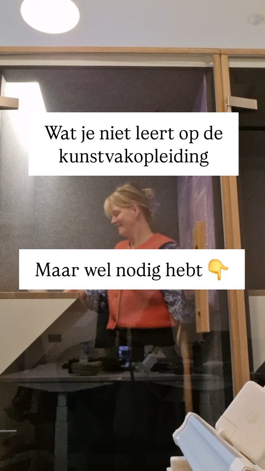 Wat je op de kunstvakopleiding niet leert (maar wel nodig hebt):
hoe je (echt) financiering regelt voor je project.
Veel makers lopen hierop vast, niet omdat ze geen goede ideeën hebben,
maar omdat ze overweldigd worden door alles wat bij fondsenwerving komt kijken en ze het idee hebben dat het een wereld is waar je de weg heel goed moet kennen. En als jij die weg niet kent, voelt het alsof je altijd achterloopt.
Tegelijk is er die andere twijfel:
“Ik kan hier dagen aan zitten, en alsnog een nee krijgen.”
Subsidie aanvragen, een projectplan schrijven, een begroting maken, crowdfunding opzetten,
het kost tijd, energie en focus.
En de uitkomst is nooit gegarandeerd.
Dat maakt het zwaar. En dat ís het ook, ik kan je helaas niet vertellen dat het makkelijk is. Maar het is ook niet zo ingewikkeld of onmogelijk als jij denkt.
Volg me als je dit wilt leren snappen, stap voor stap.
En stuur dit door naar iemand die dit waarschijnlijk herkent!